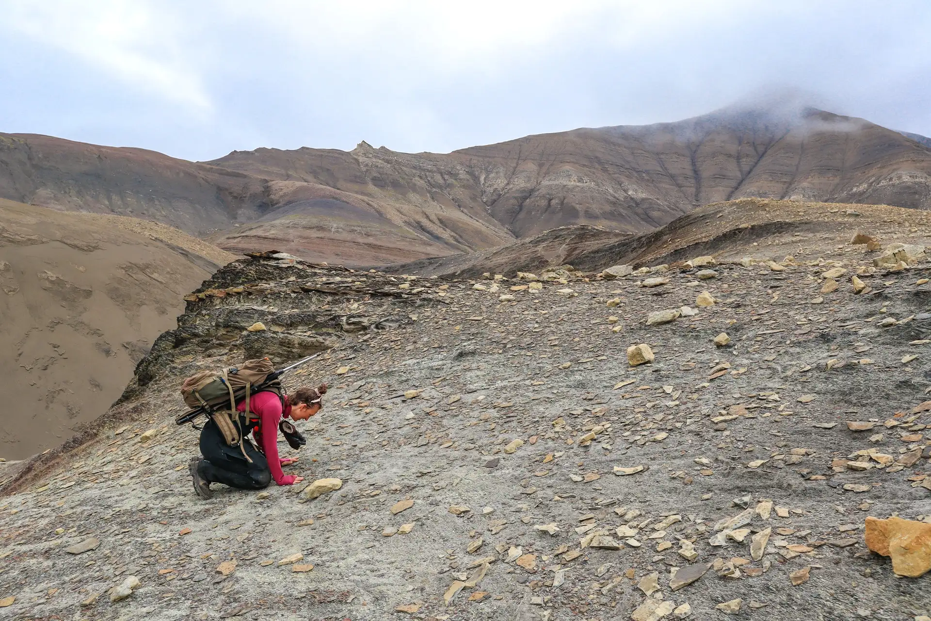 person-hunched-backpack-looking-at-ground-rocky-glacier-deltaneset-hgr-163068-emilie-gerber meier