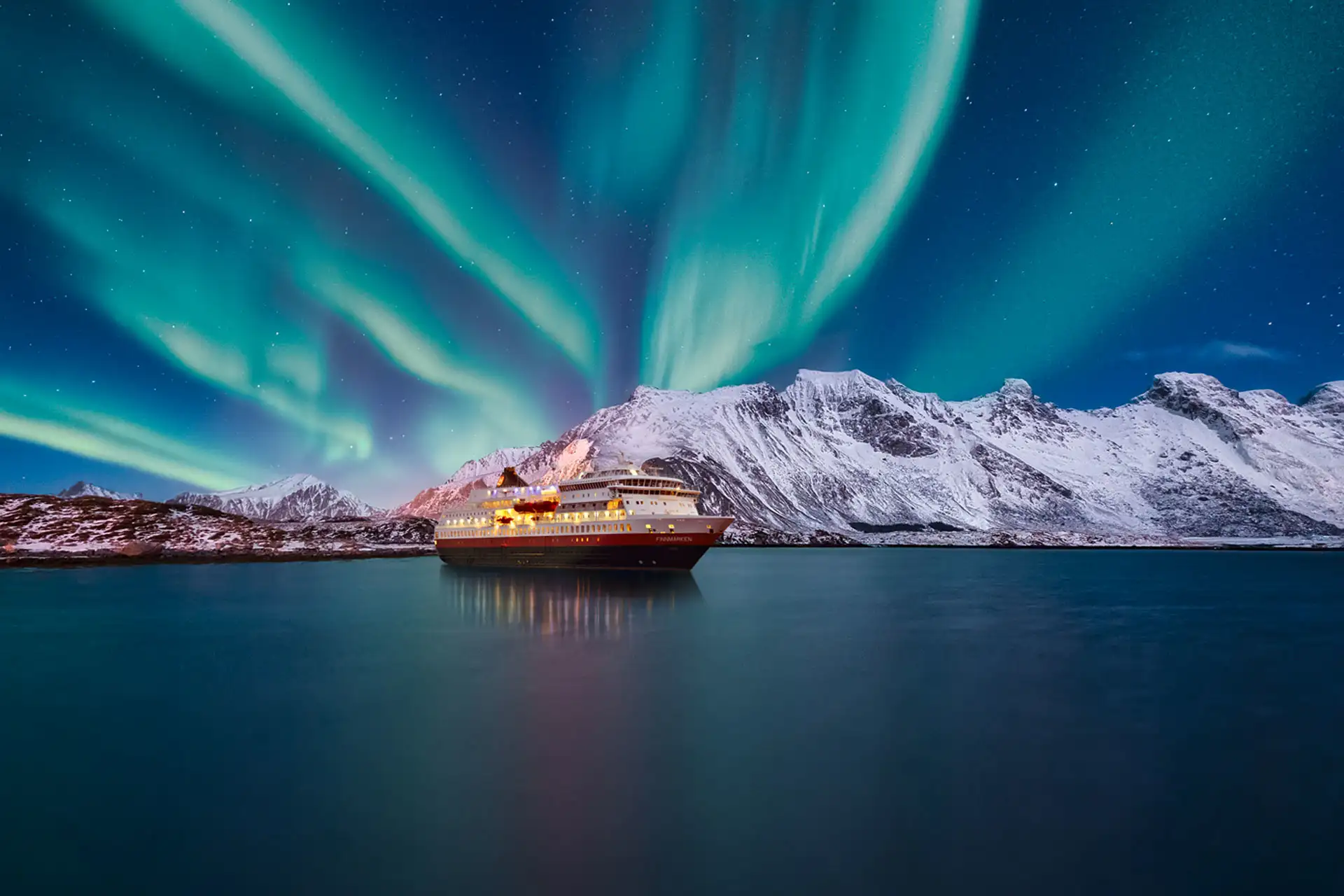 MS-Finnmarken-Sailing-Northern-Lights-Shutterstock