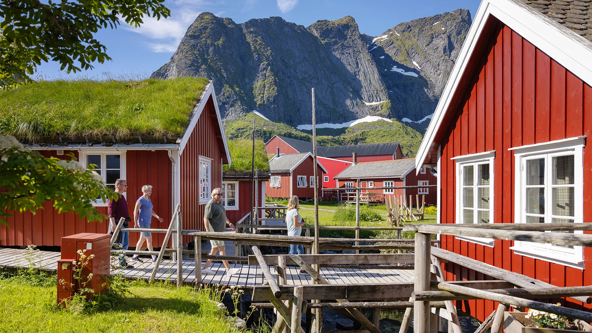 20240616-People-in-Reine-Lofoten-29-Espen-Mills 1920x1080