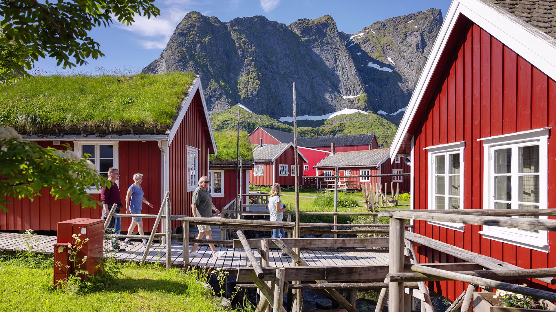 20240616-People-in-Reine-Lofoten-29-Espen-Mills 1920x1080