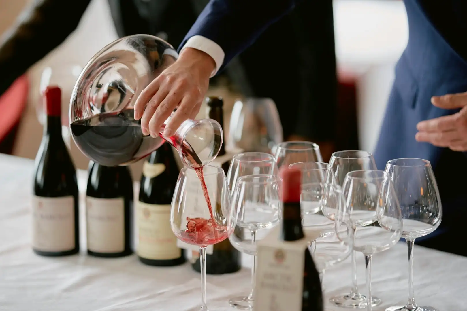 An Bord eines Schiffes wird „Arctic Barolo“-Wein eingeschenkt
