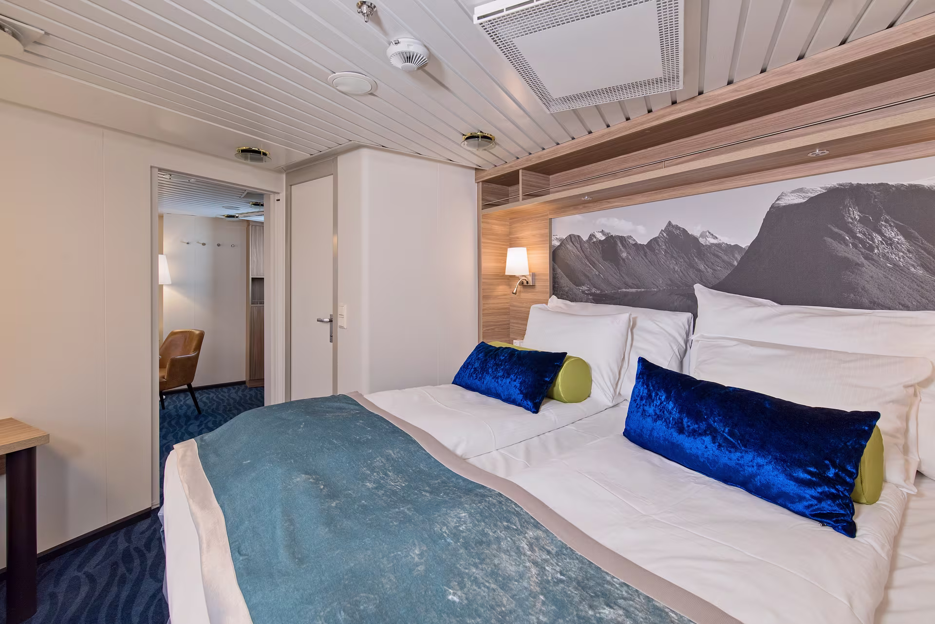 MS Nordkapp Expedition Suite M4 Bedroom