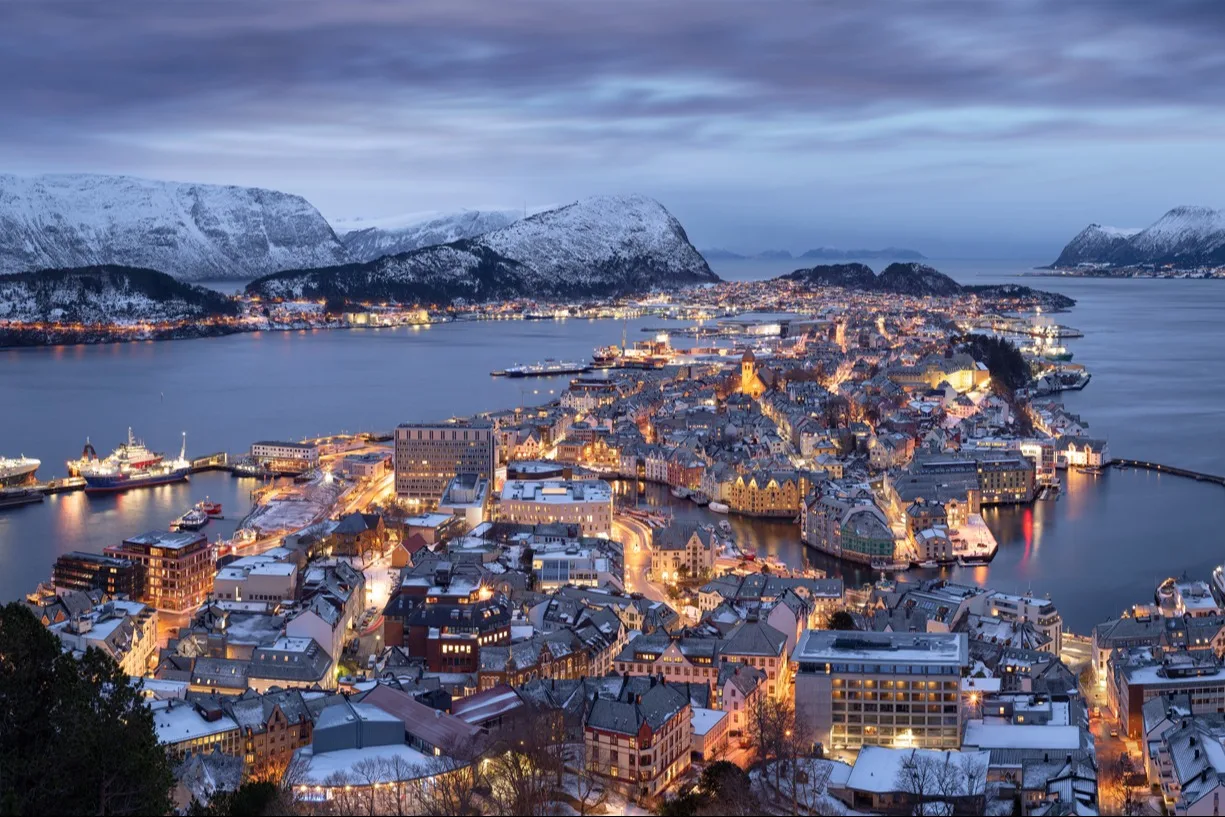 Alesund-shutterstock-2208939333-2.35x1