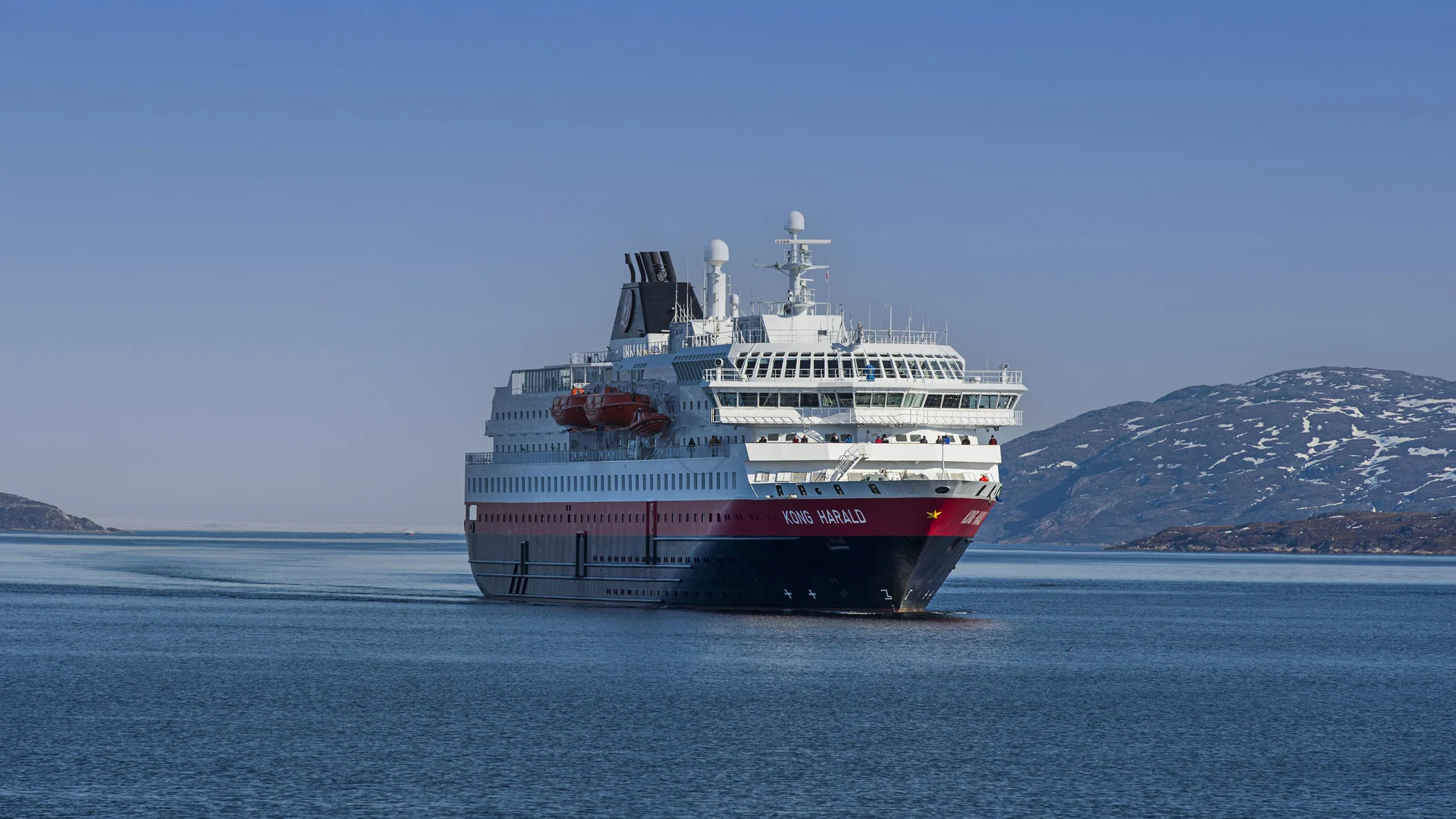 MS Kong Harald fährt ruhig entlang der norwegischen Küste 