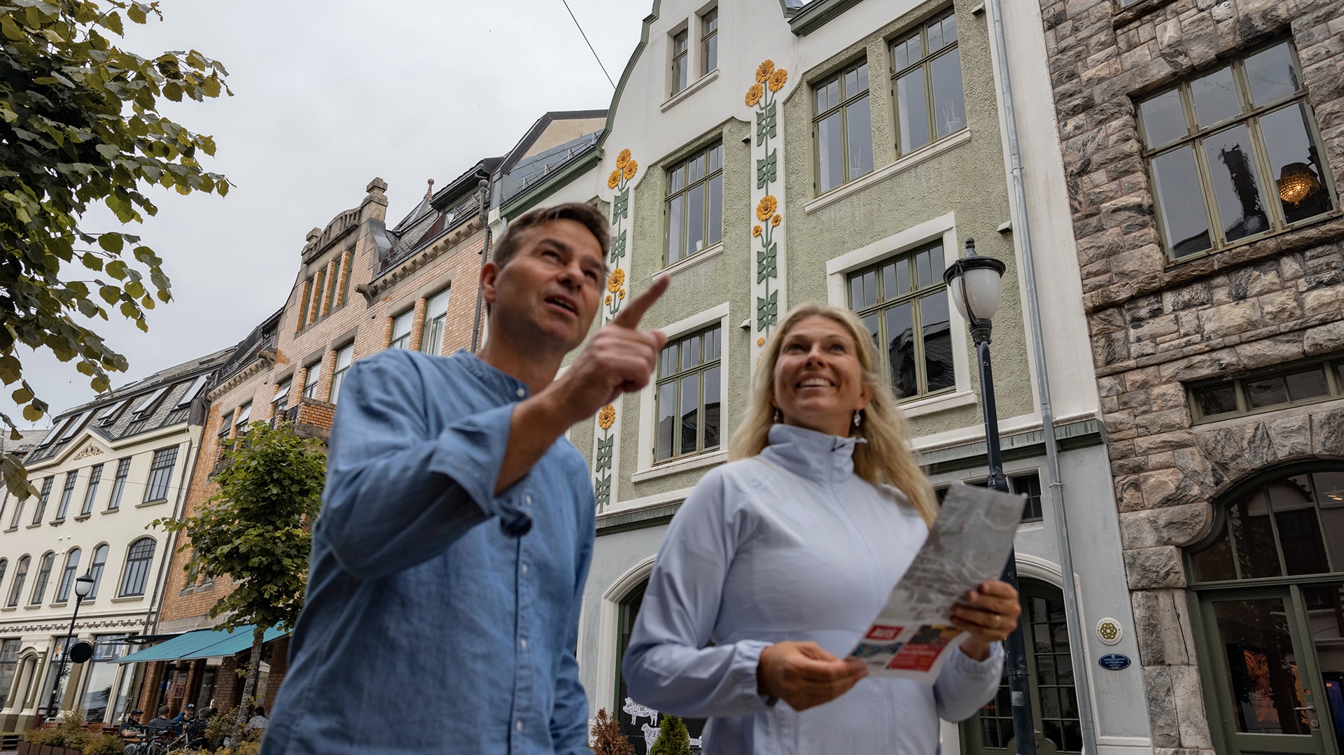 people-walking-in-alesund-norway-hgr-148377-rune-kongsro