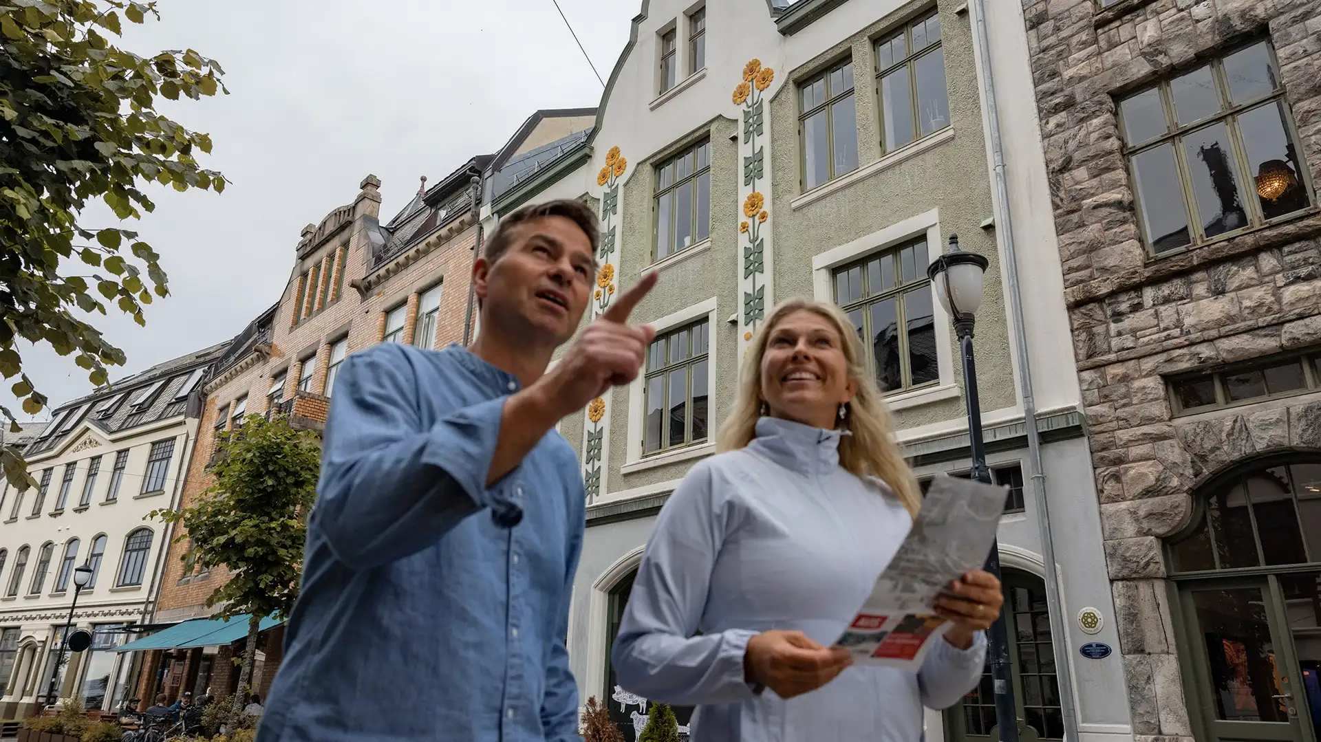 people-walking-in-alesund-norway-hgr-148377-rune-kongsro
