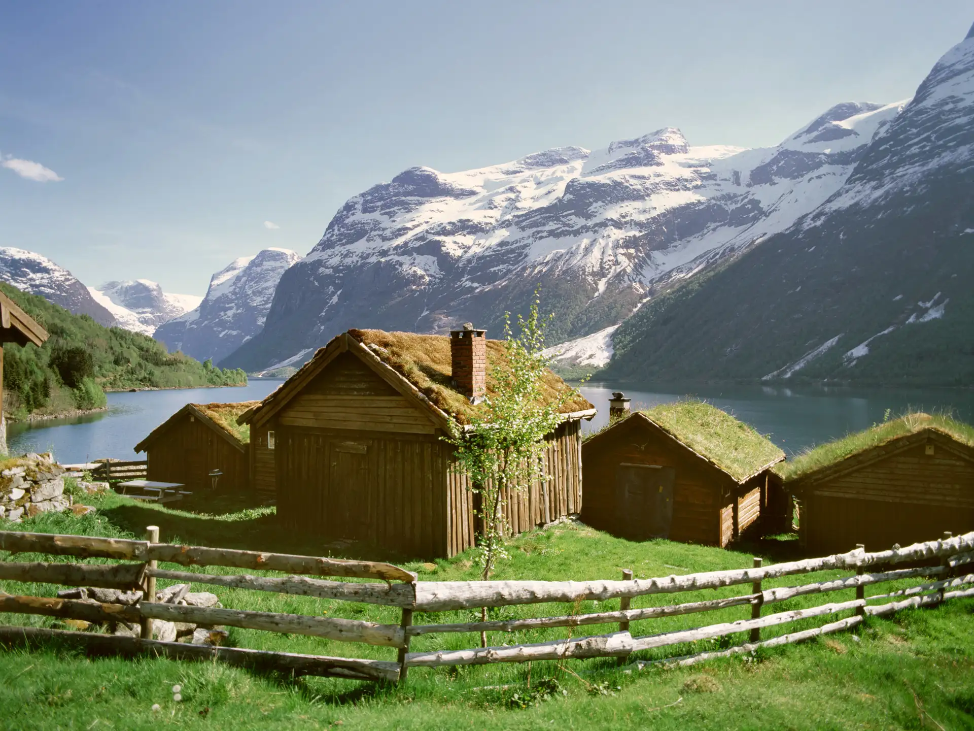 Lovatnet-Frithjof-Fure-VisitNorwaycom-4x3