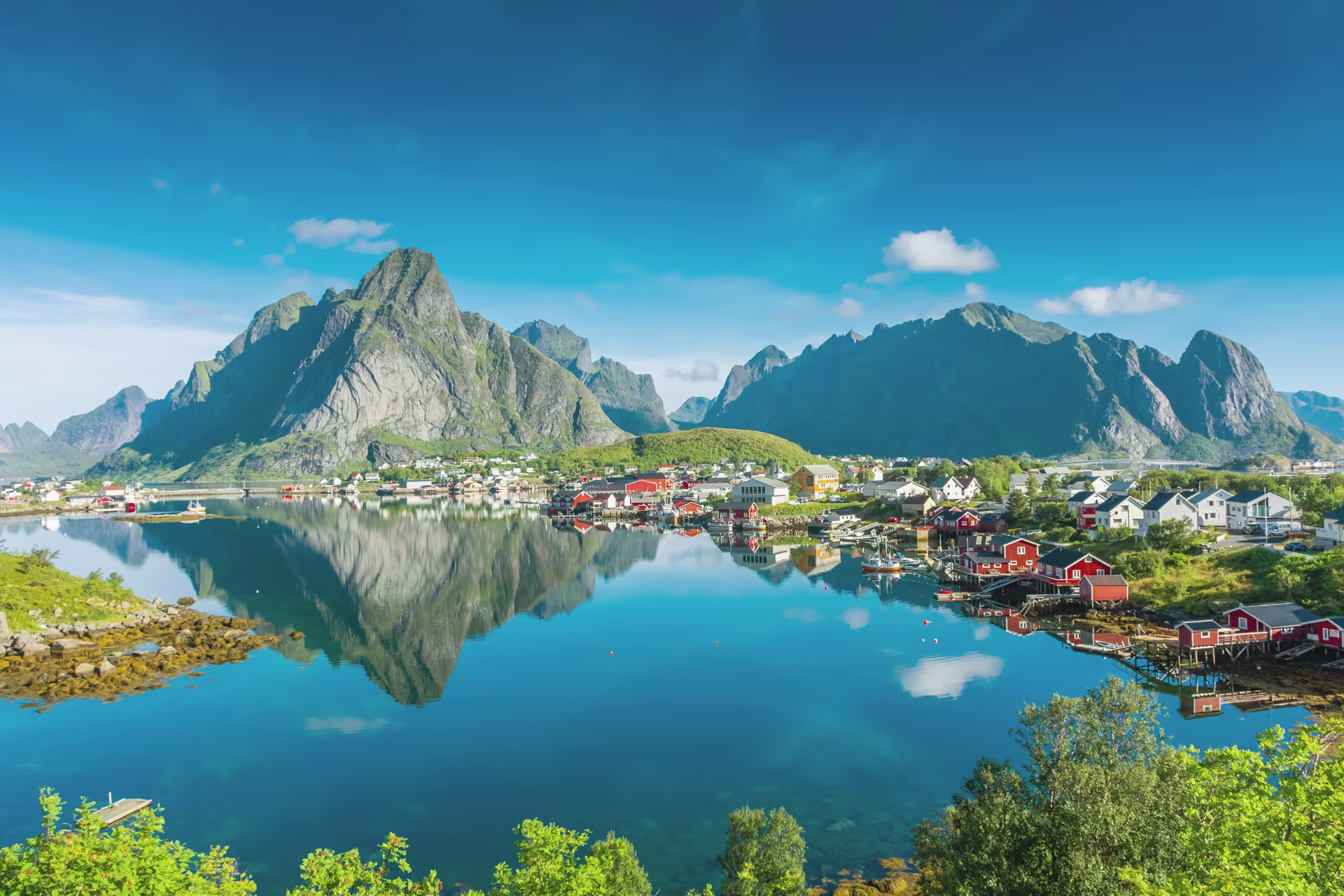 Reine shutterstock 2330211095 EDIT 3x2