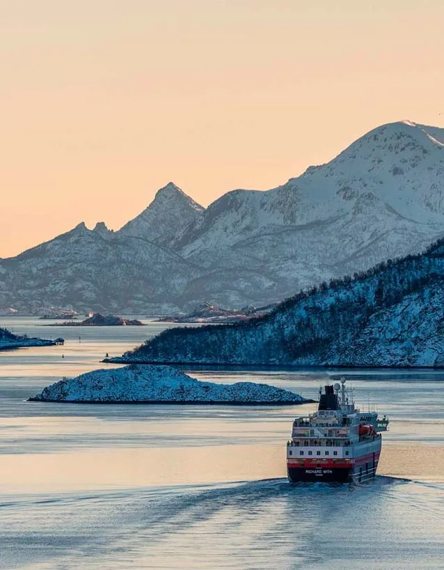 Un petit bateau dans un plan d'eau avec une montagne à l'arrière-plan