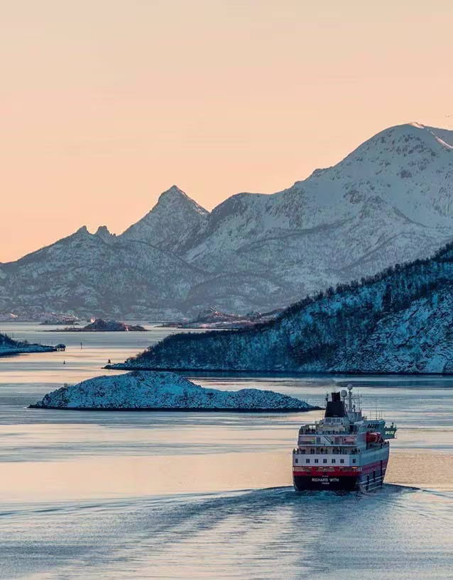 Un petit bateau dans un plan d'eau avec une montagne à l'arrière-plan