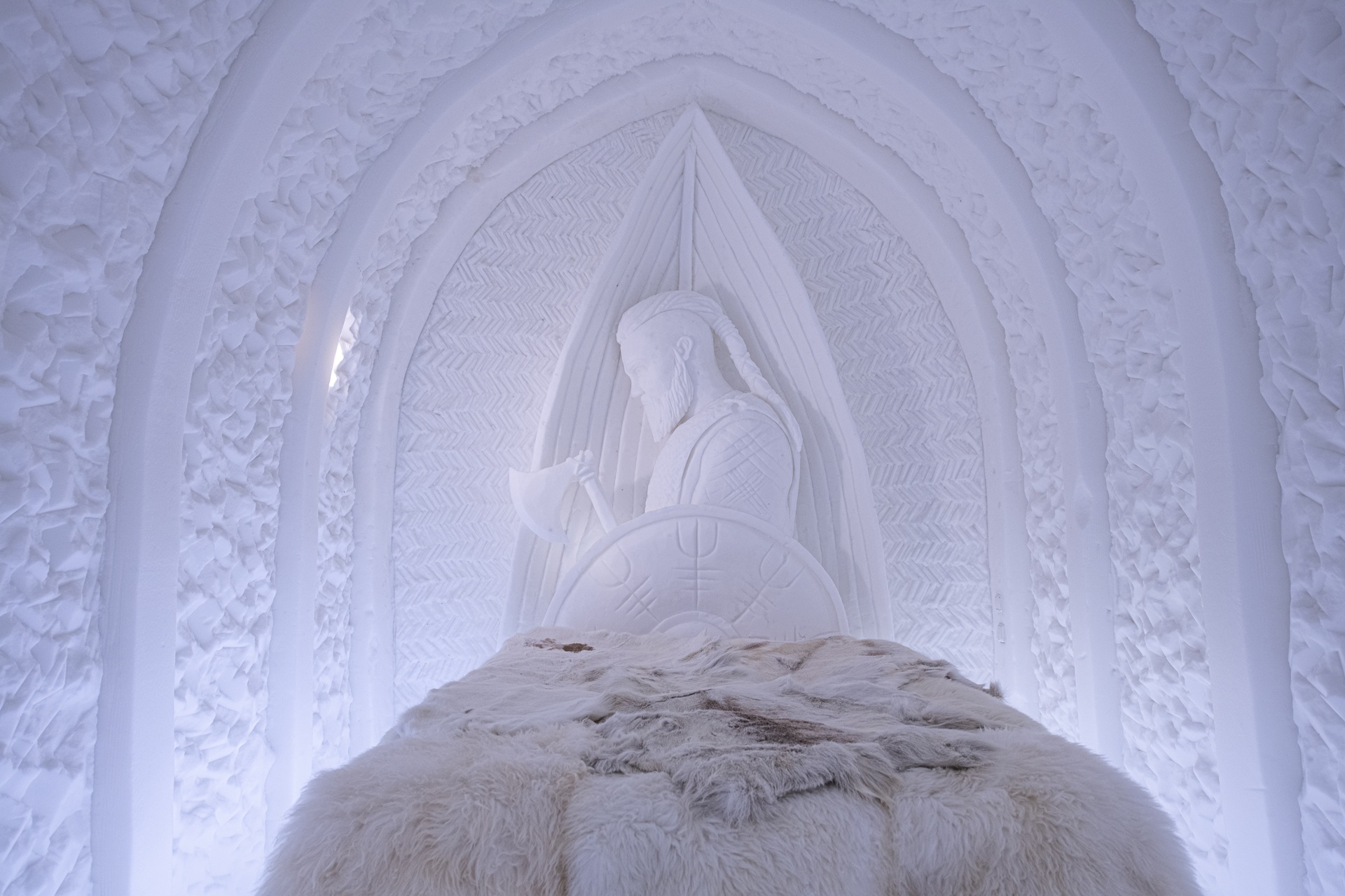 sorrisniva-igloo-hotel-2021-frikant-viking-snow-relief-fur-blanket-on-bed