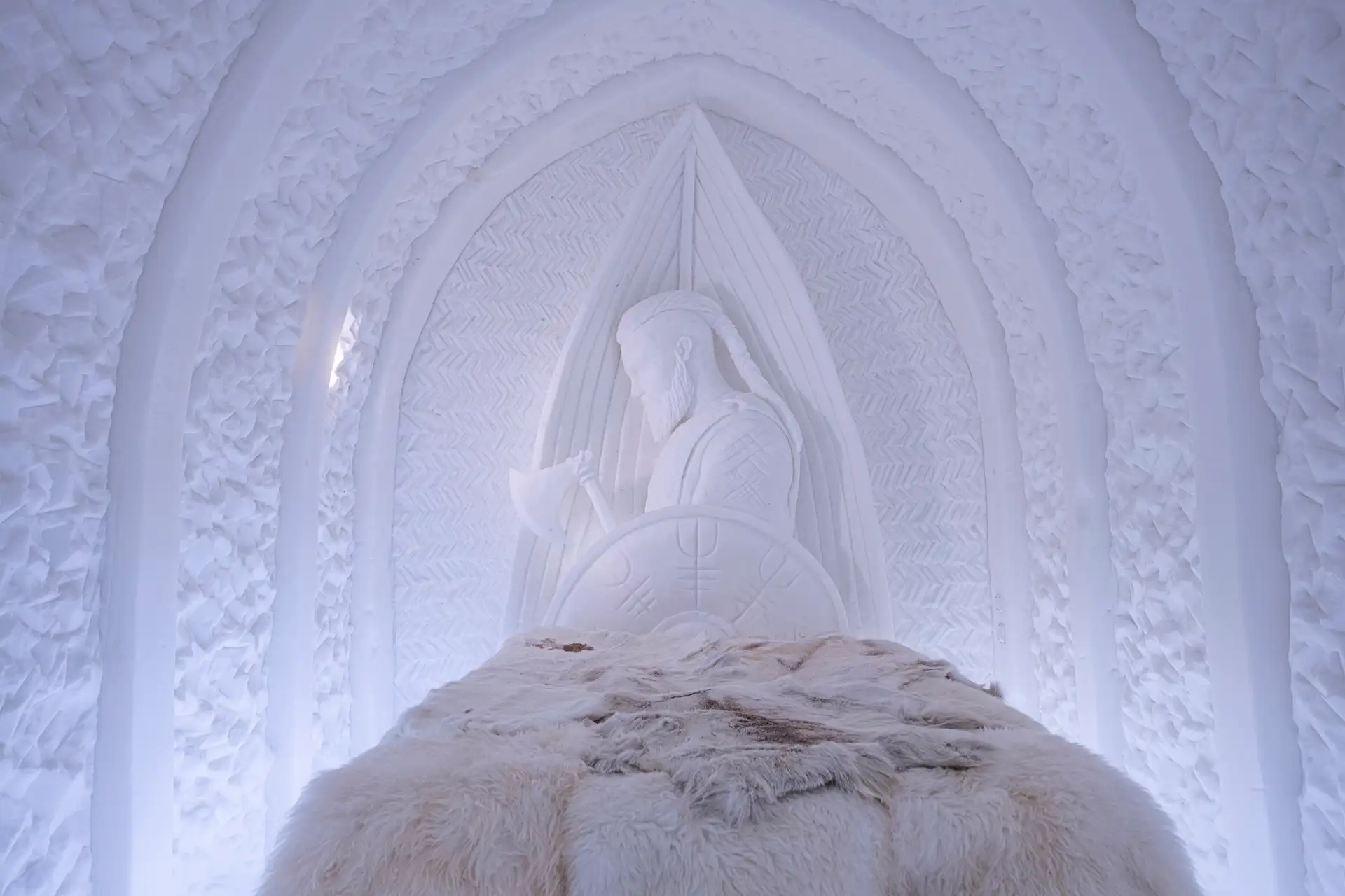 sorrisniva-igloo-hotel-2021-frikant-viking-snow-relief-fur-blanket-on-bed