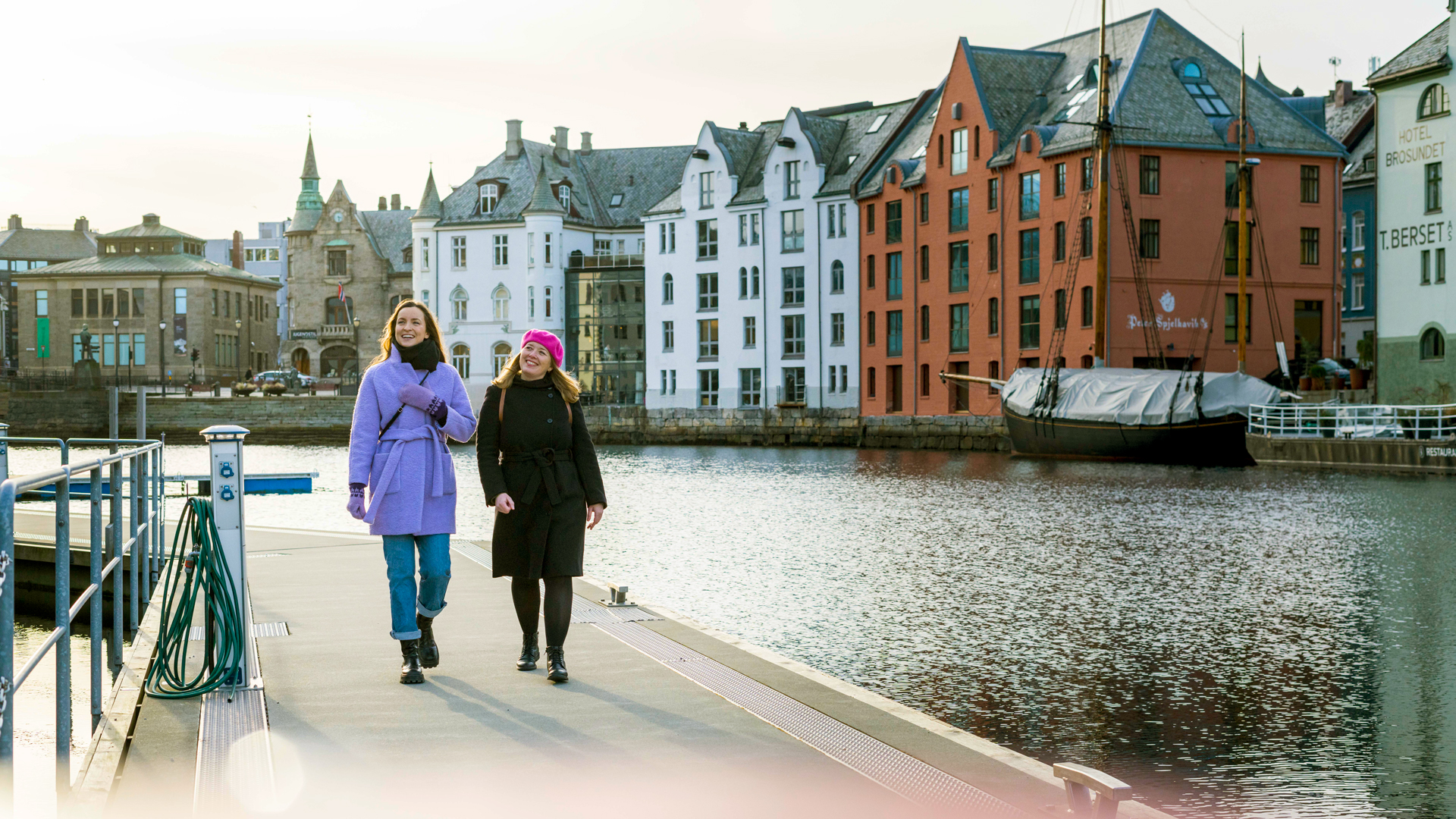 Spazieren Sie am Wasser entlang durch Ålesund und bewundern Sie die lokale Architektur