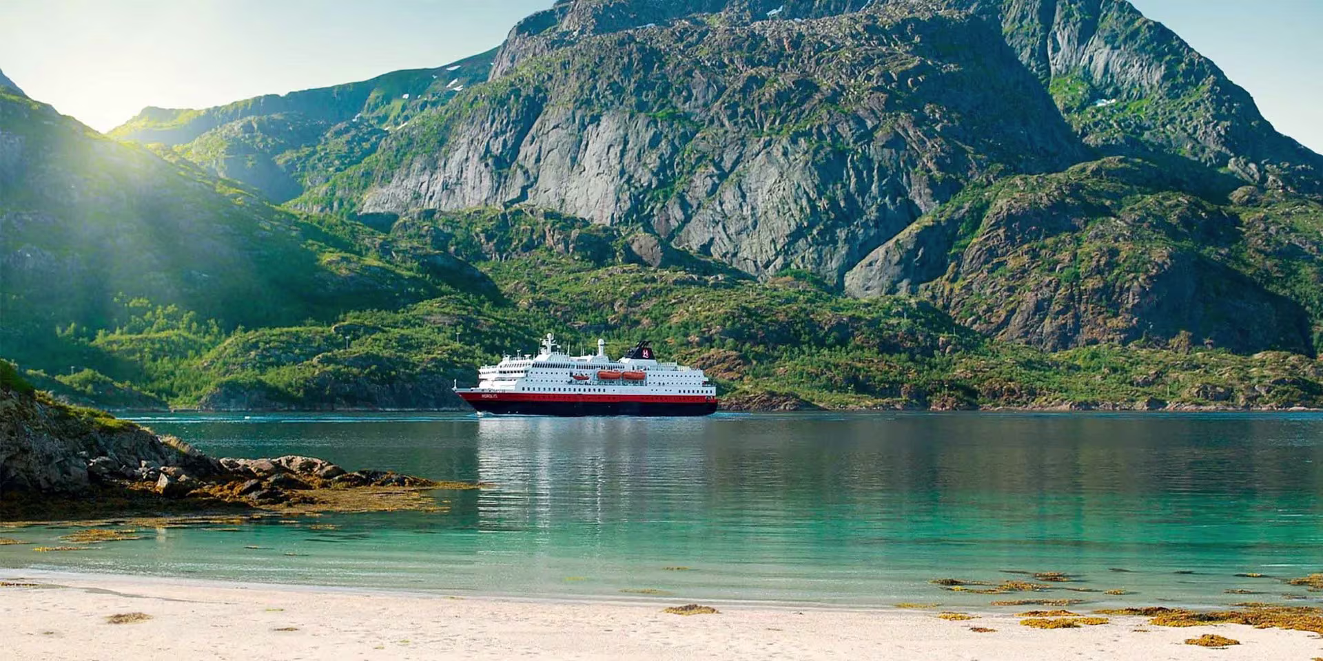Un petit bateau sur un plan d'eau avec une montagne en arrière-plan