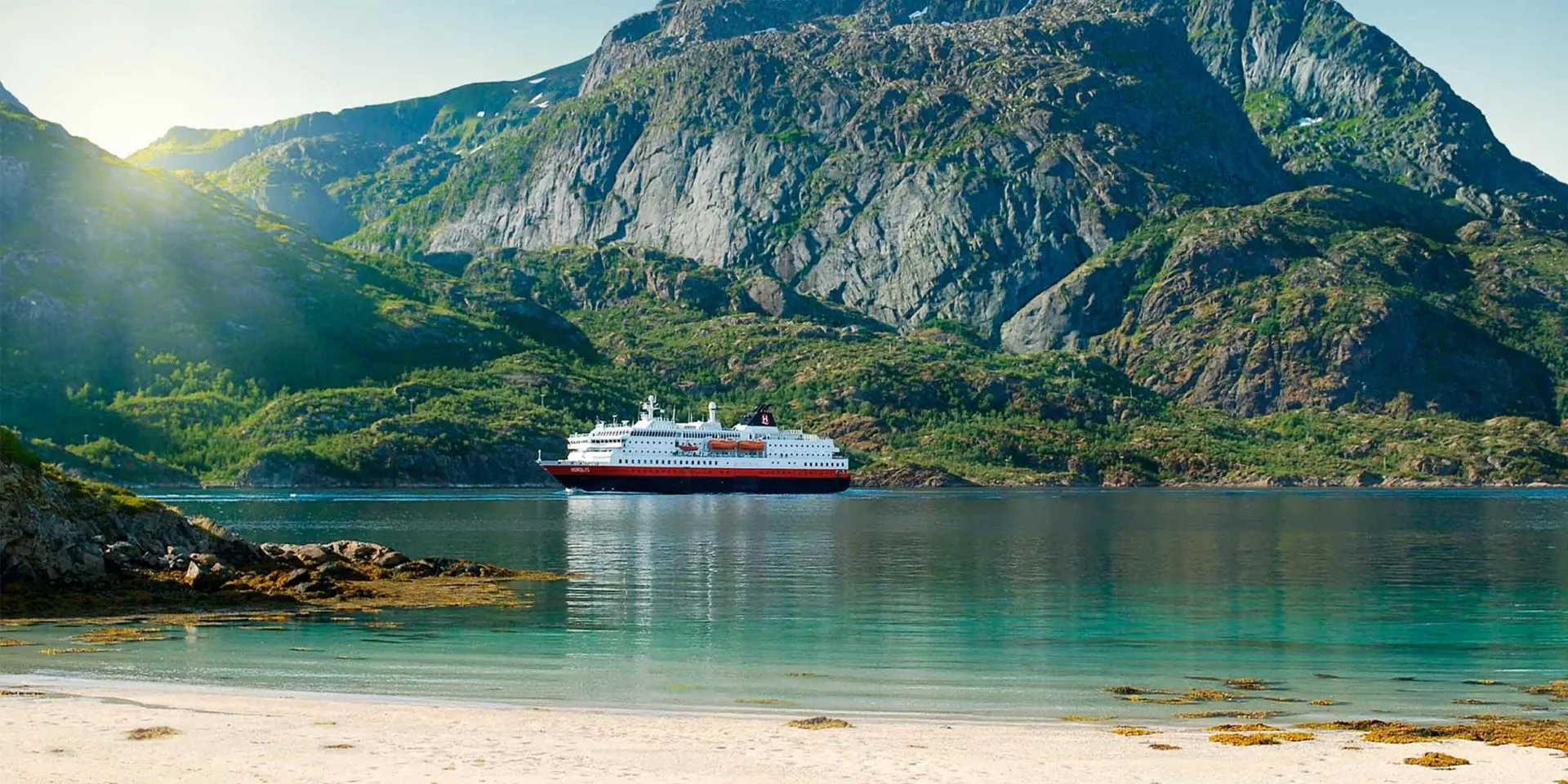 Un petit bateau sur un plan d'eau avec une montagne en arrière-plan