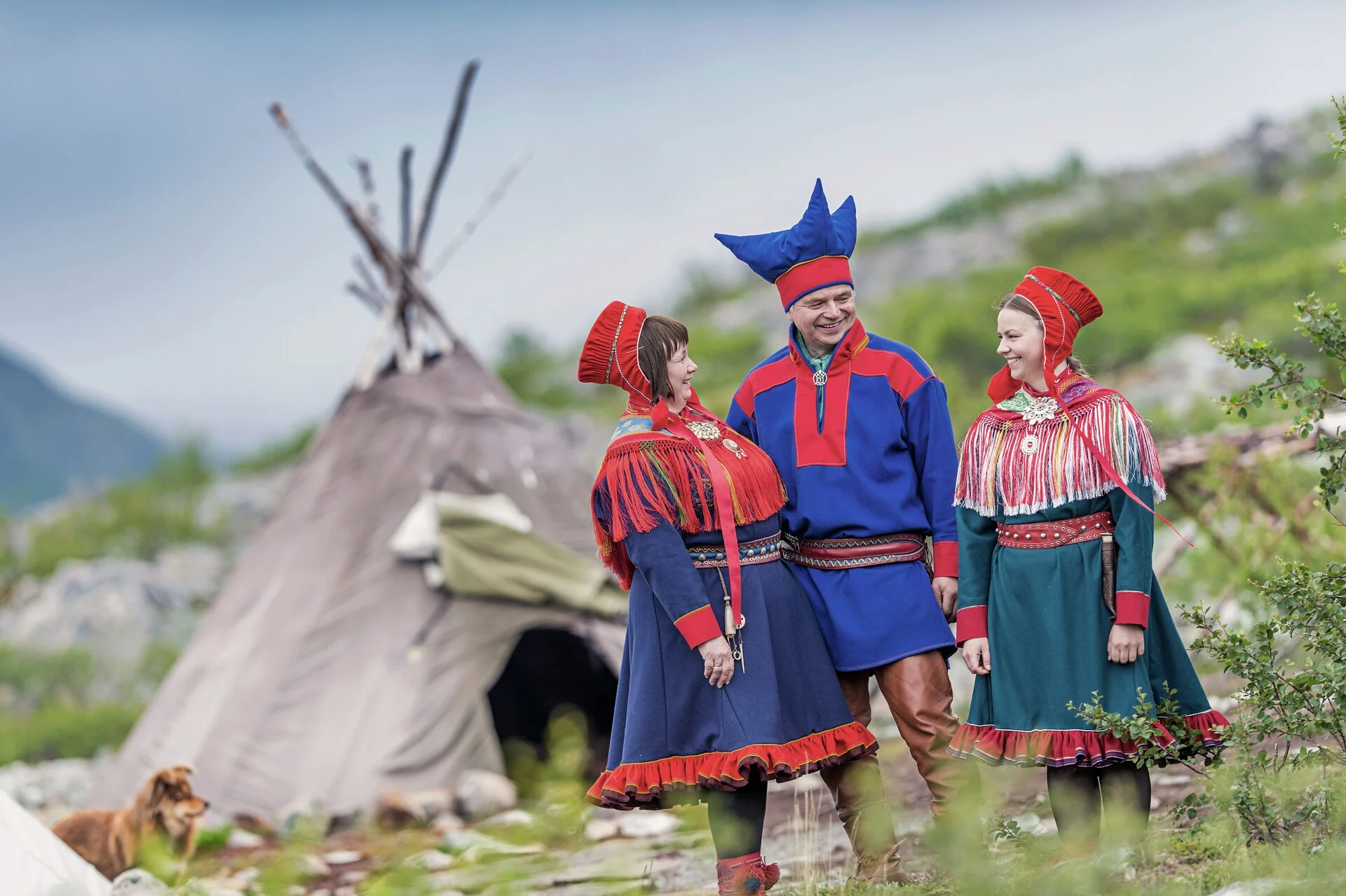 Un groupe de Sami en costume traditionnel