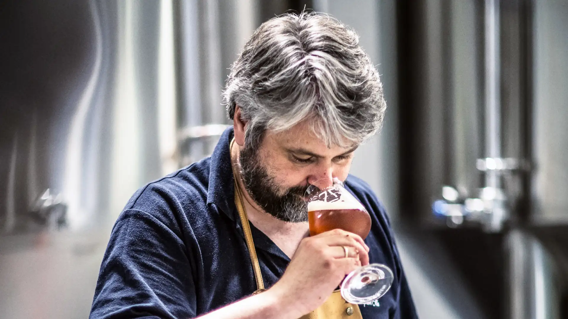 Ein Braumeister verkostet norwegisches Bier in der Brauerei 7 Fjell.