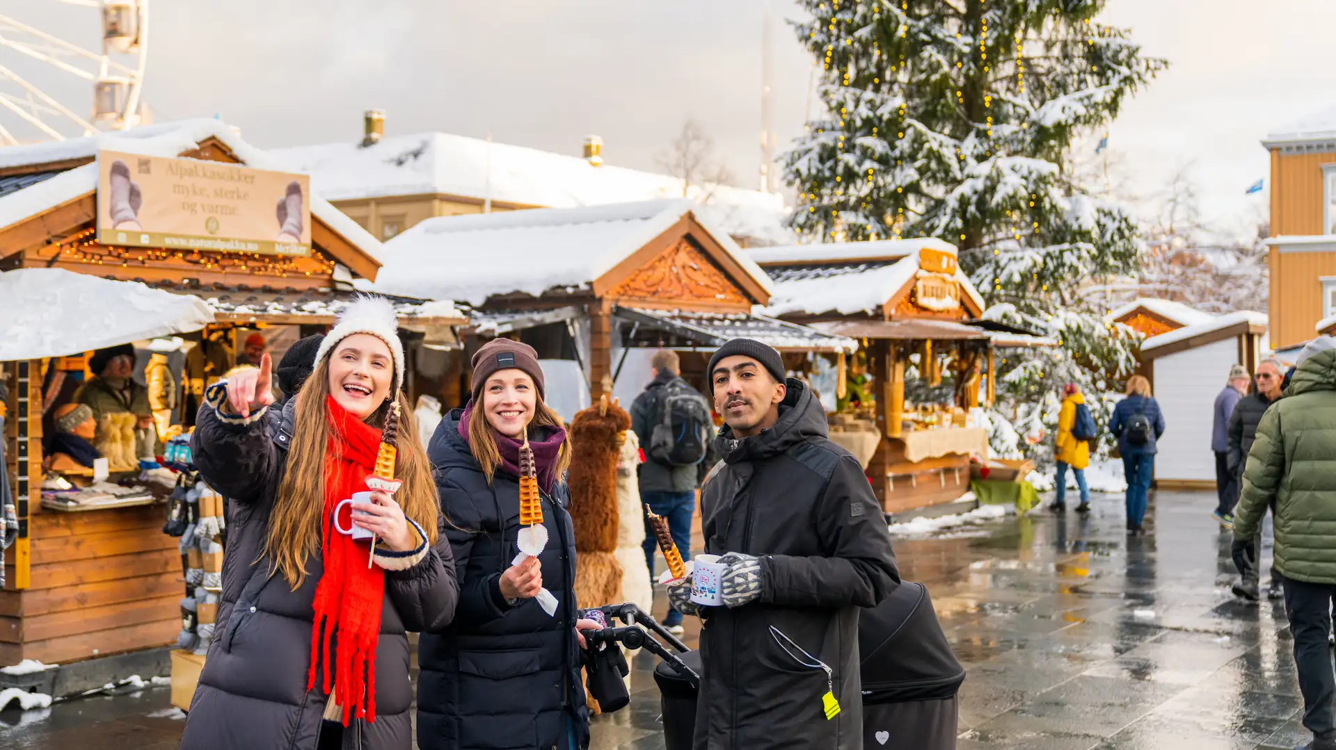 A group of friends sipping hot chocolate at a Christmas market in Trondheim. Fredrik Ahlsen - Visit Norway