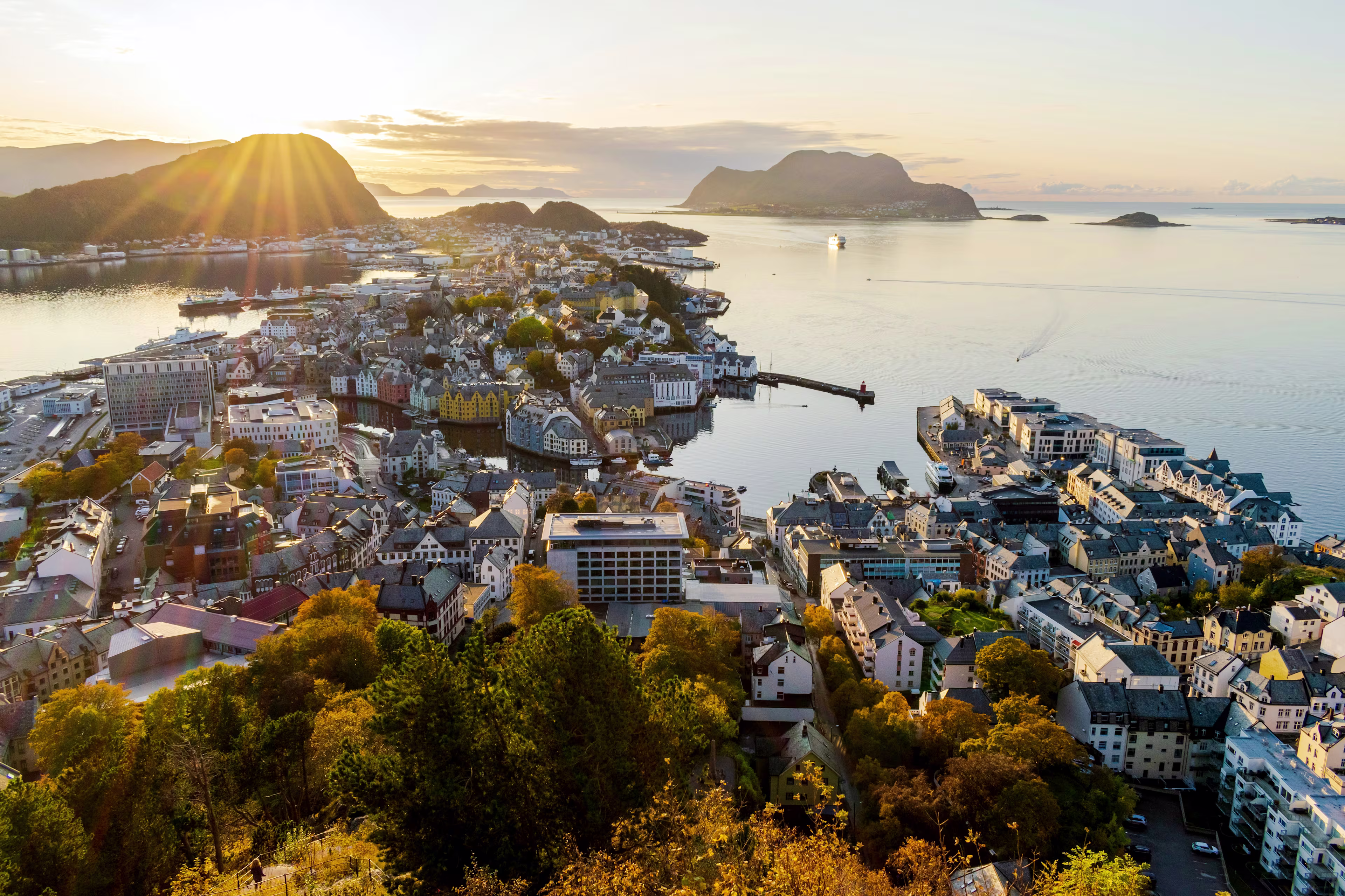 jesse-de-backer-pb6-pK-OWos-Alesund autumn unsplash