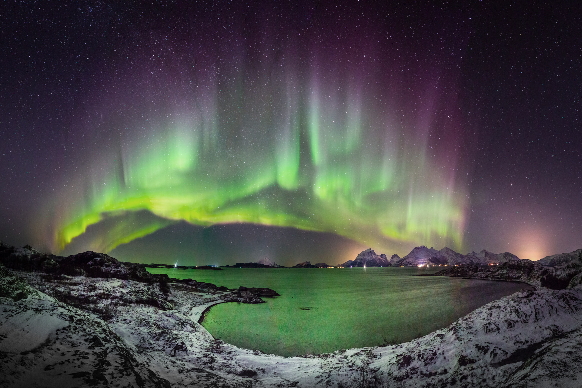 northern-lights-firework-helgeland-hans-petter-sorensen-faroutfocus-visit-norway