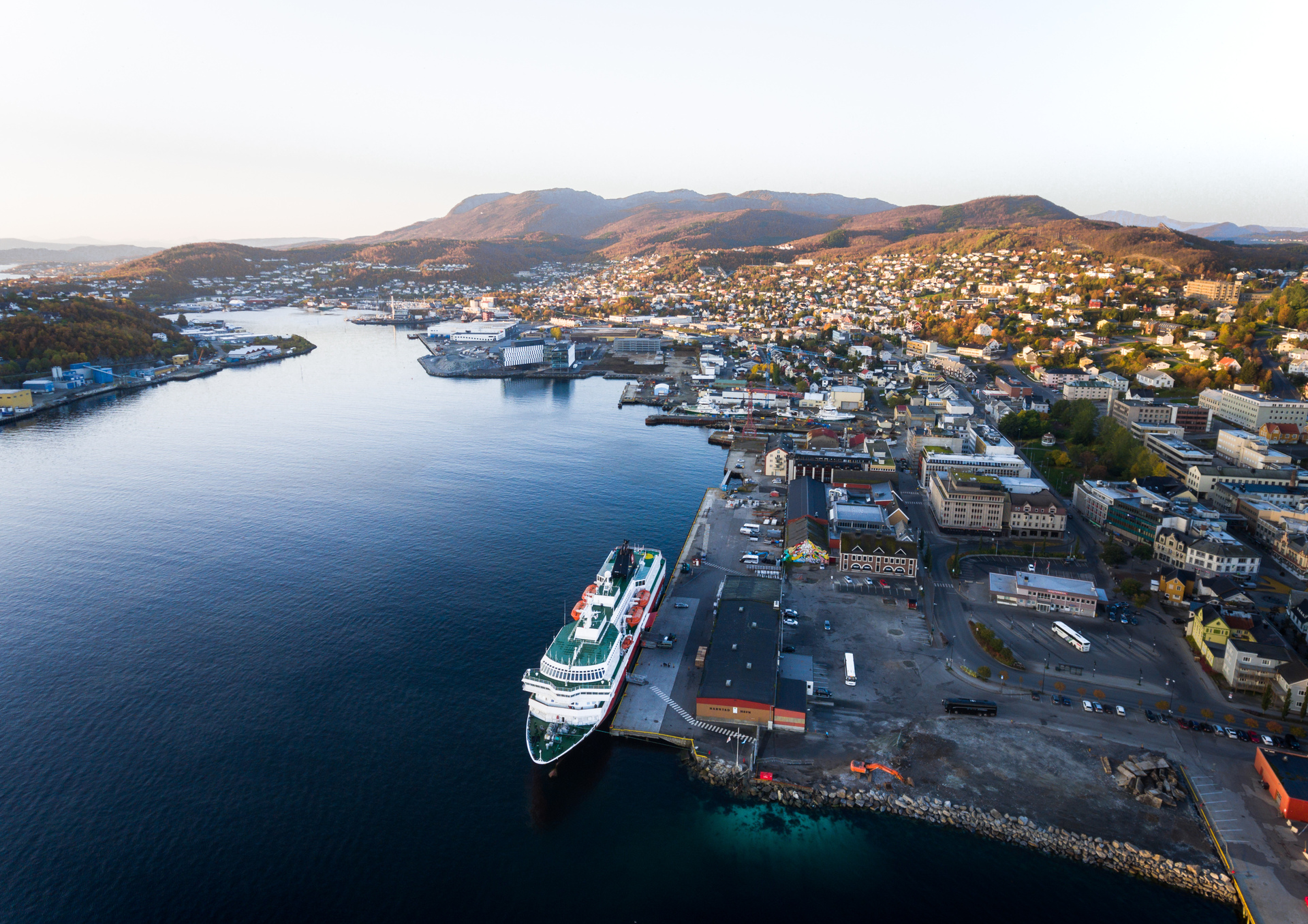 Vue aérienne du port de Harstad en Norvège