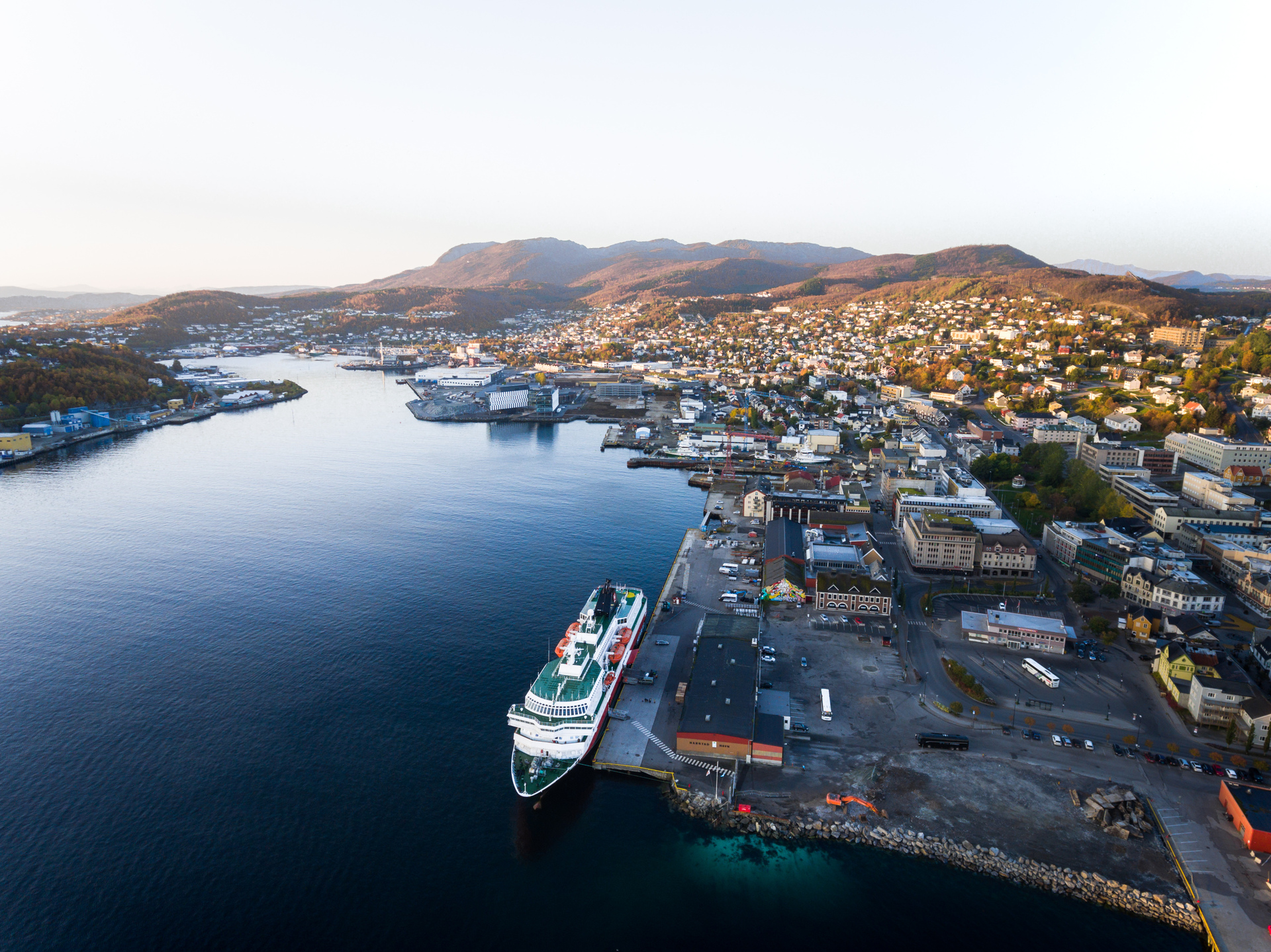 Luftaufnahme des Hafens von Harstad in Norwegen