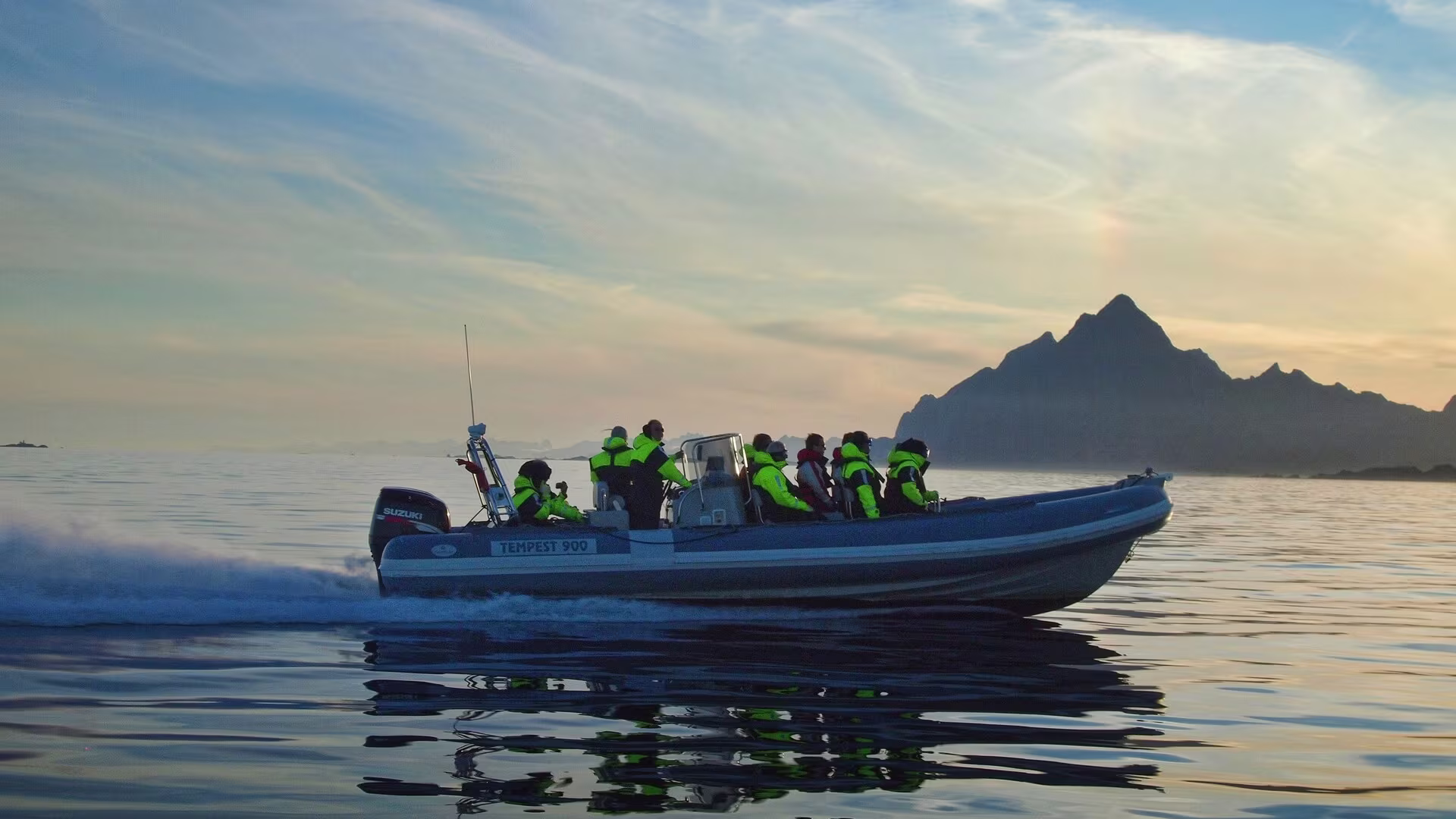 Un groupe de touristes profite d'une expérience en semi-rigide dans les îles Lofoten.