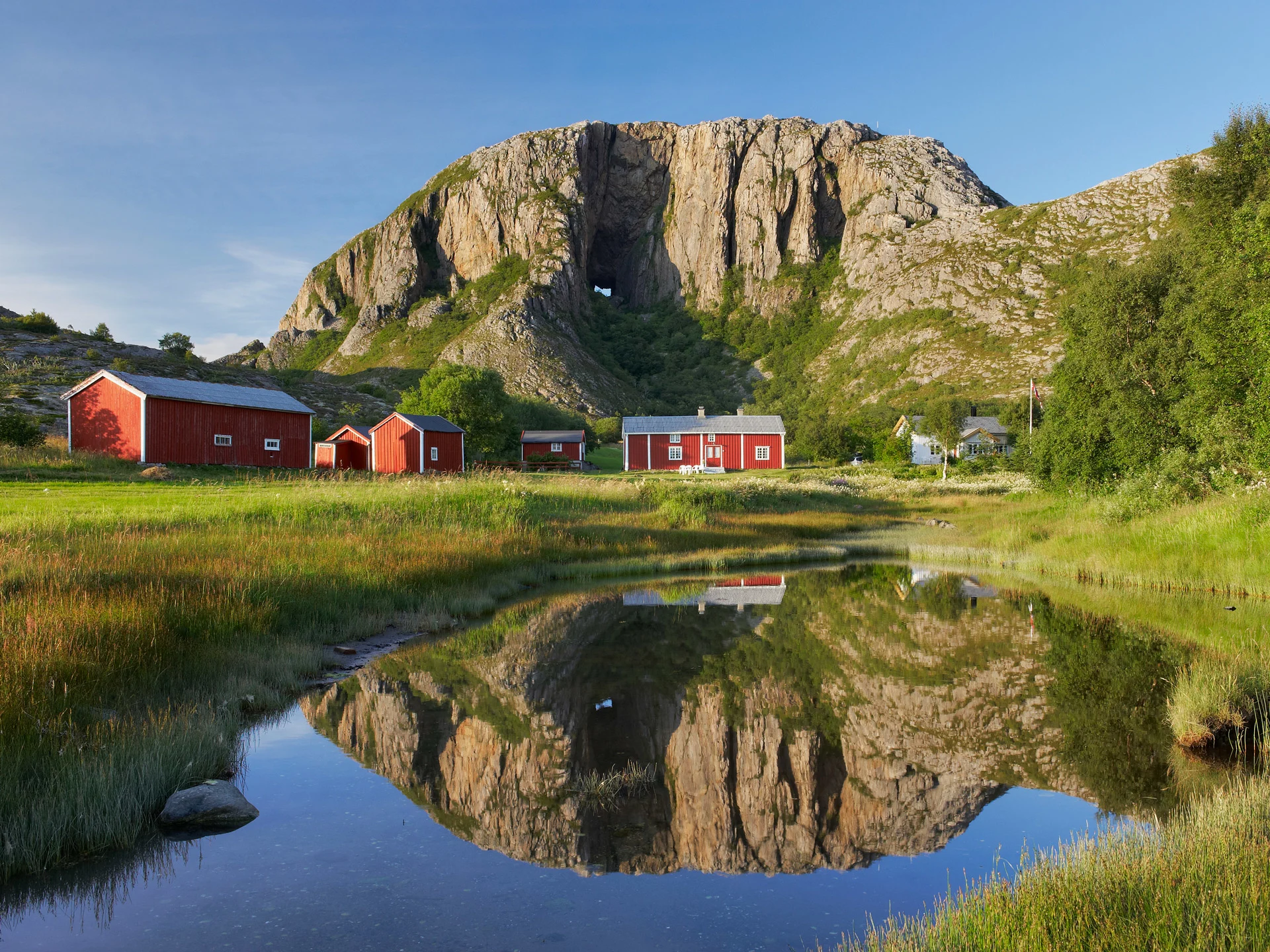 Nordland-houses-at-Torghatten Bård-Løken-www.nordnorge.com 4x3