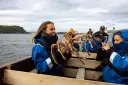 Une femme brandit un crabe royal lors d'une sortie de pêche à Kirkenes.