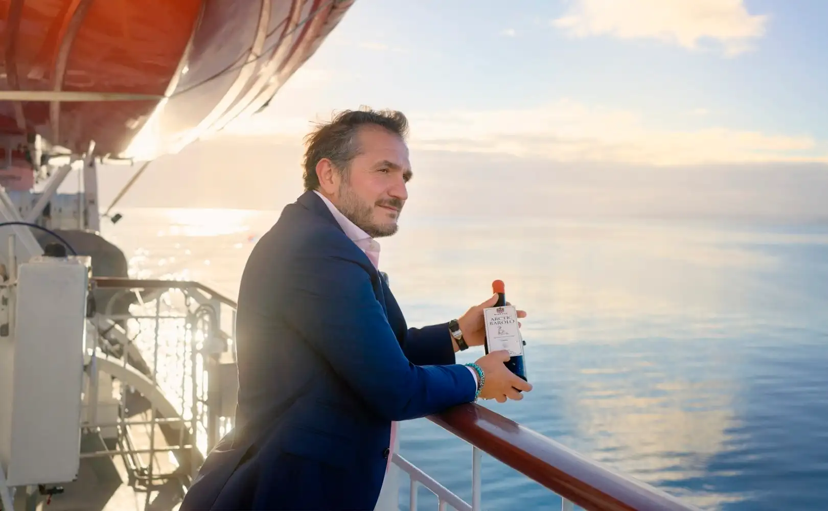 Tani Gurra, Beverage Direktor bei Hurtigruten, posiert mit einer der ersten Flaschen des Arctic Barolo