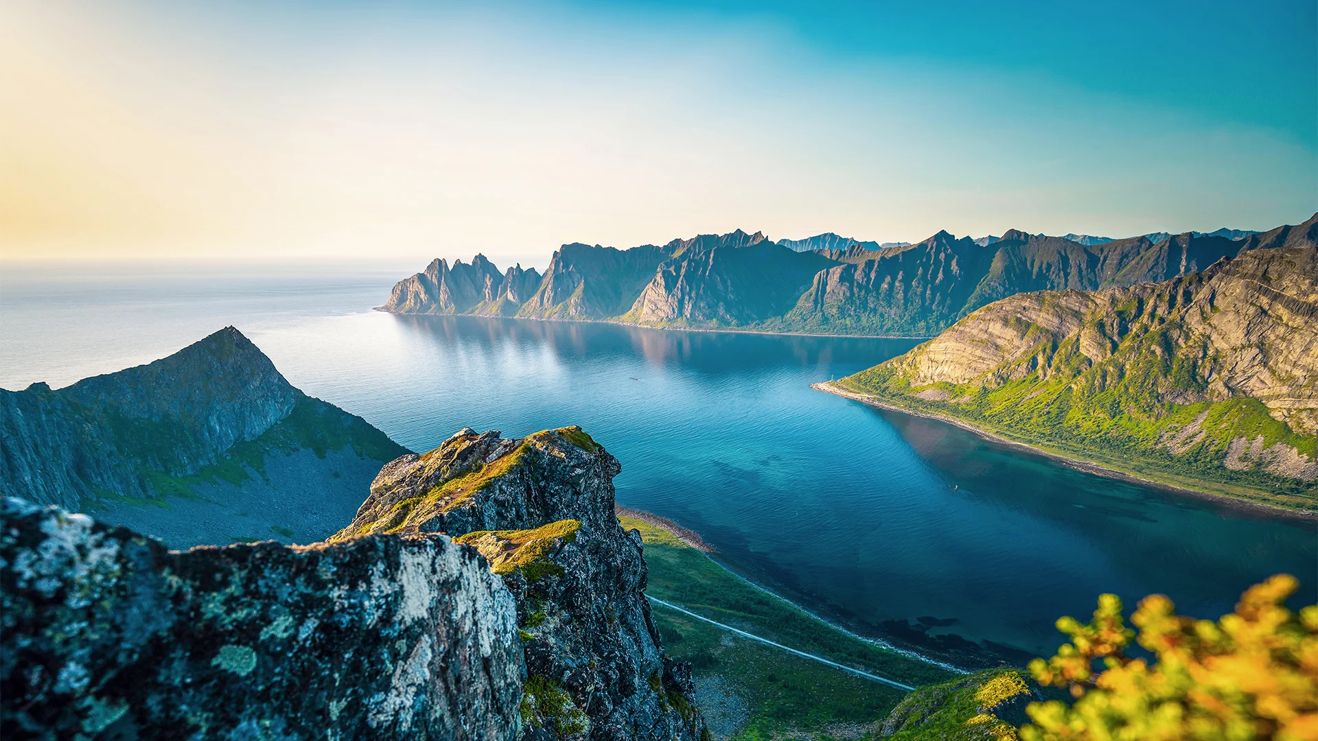Husfjellet-Senja-Punnawit-Suwuttananun-GettyImages-1213255625-retusj2 EDIT 1920x1080