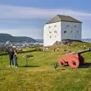 Un couple prend un selfie devant le fort de Kristiansten à Trondheim.