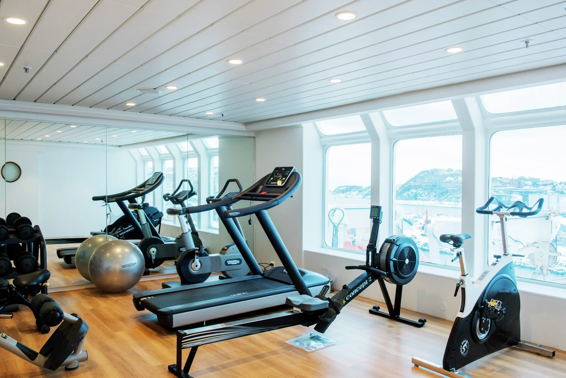 Salle de fitness avec vue panoramique à bord du MS Kong Harald
