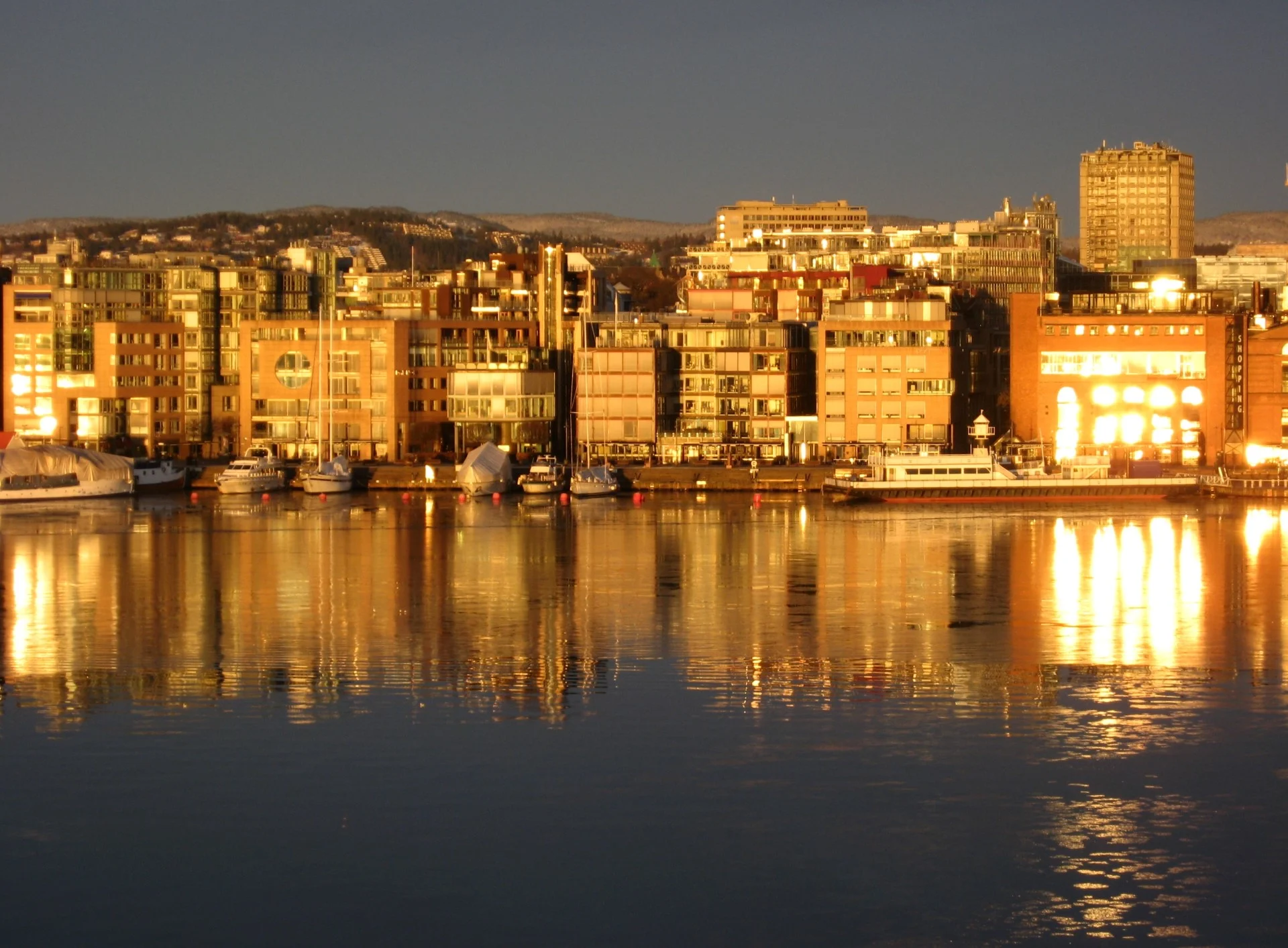 Un plan d'eau avec une ville à l'arrière-plan