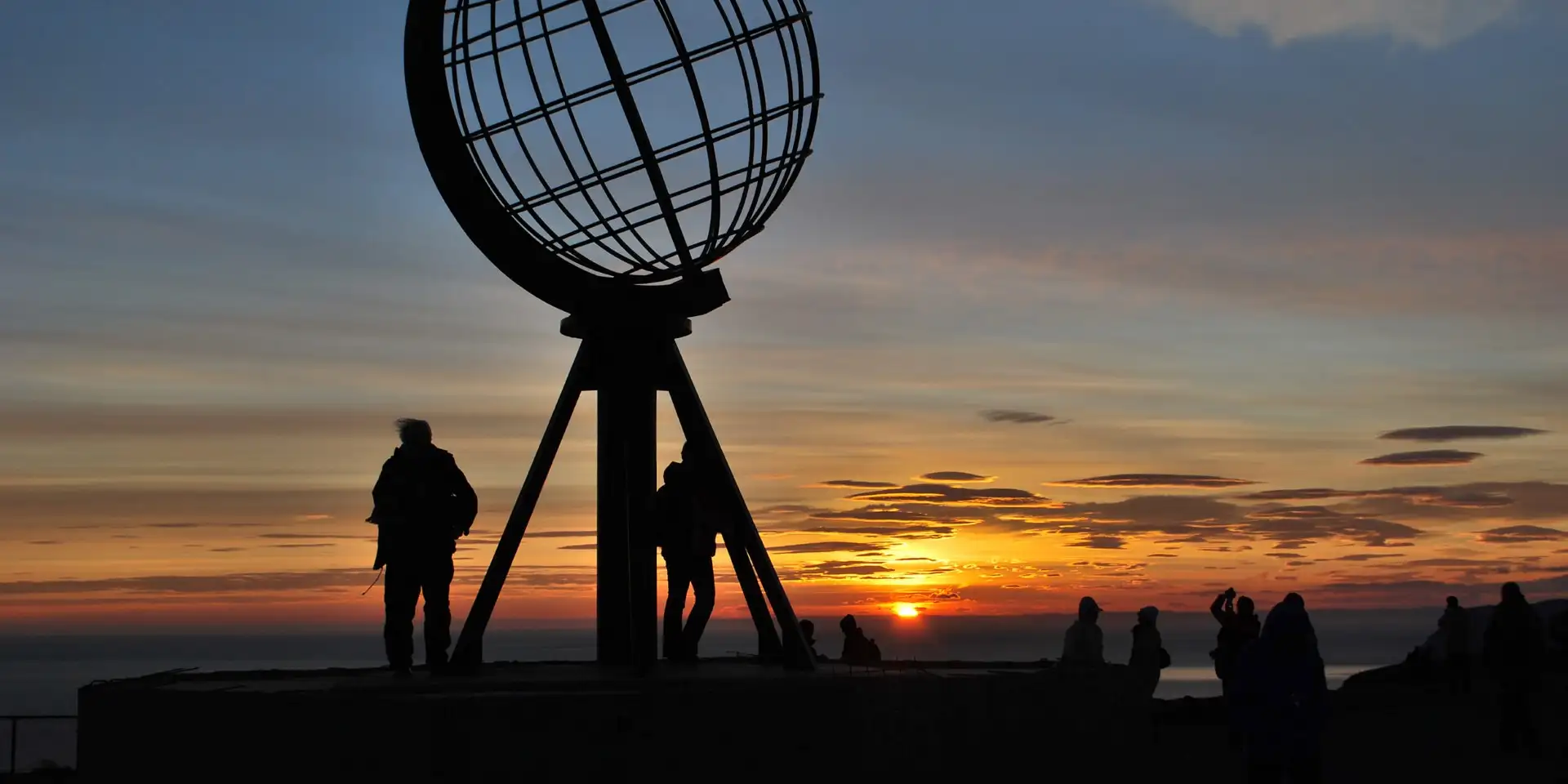 En solnedgang over en vandmængde