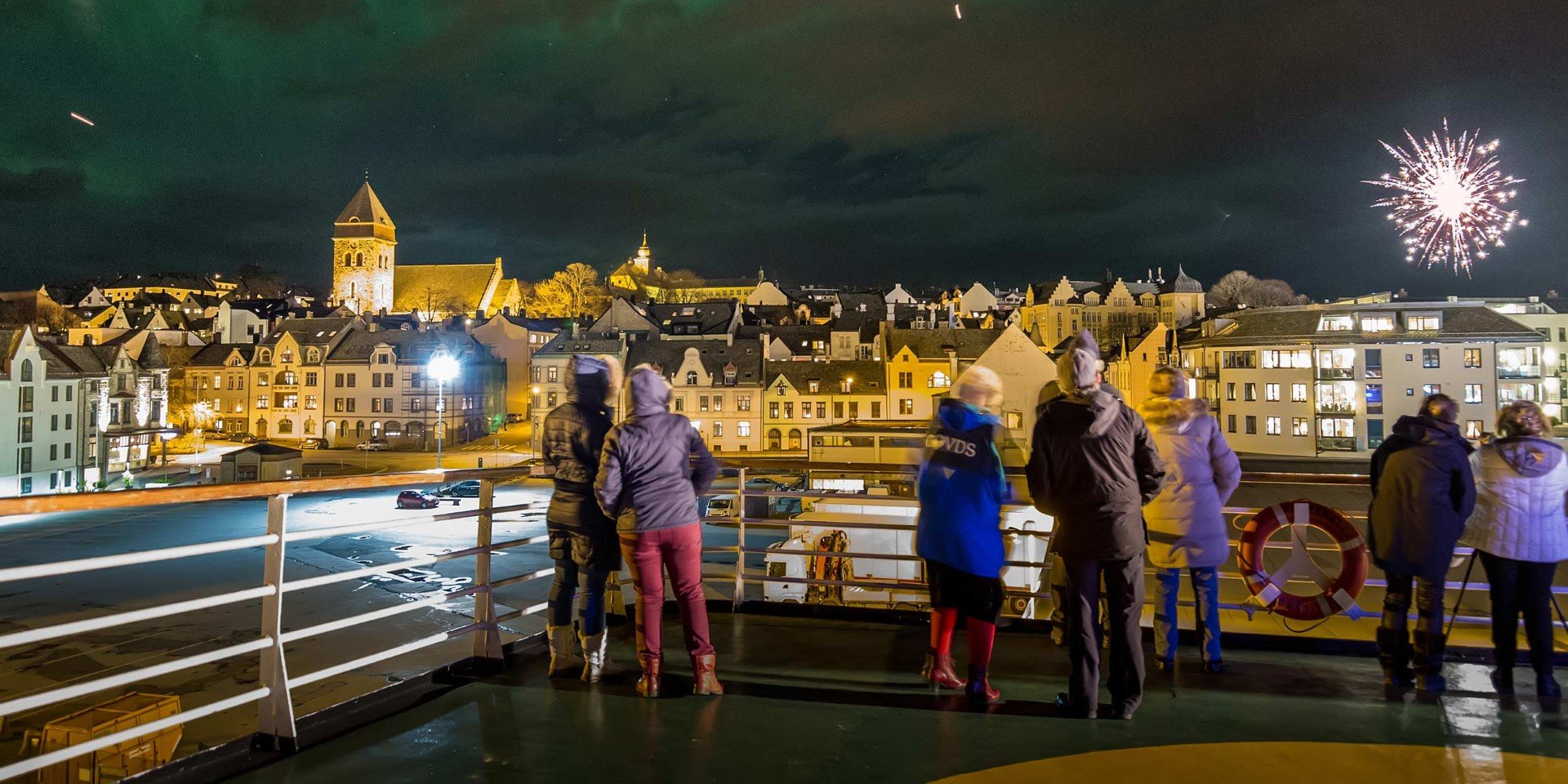 Eine Gruppe von Gästen genießt den Ausblick von Deck aus