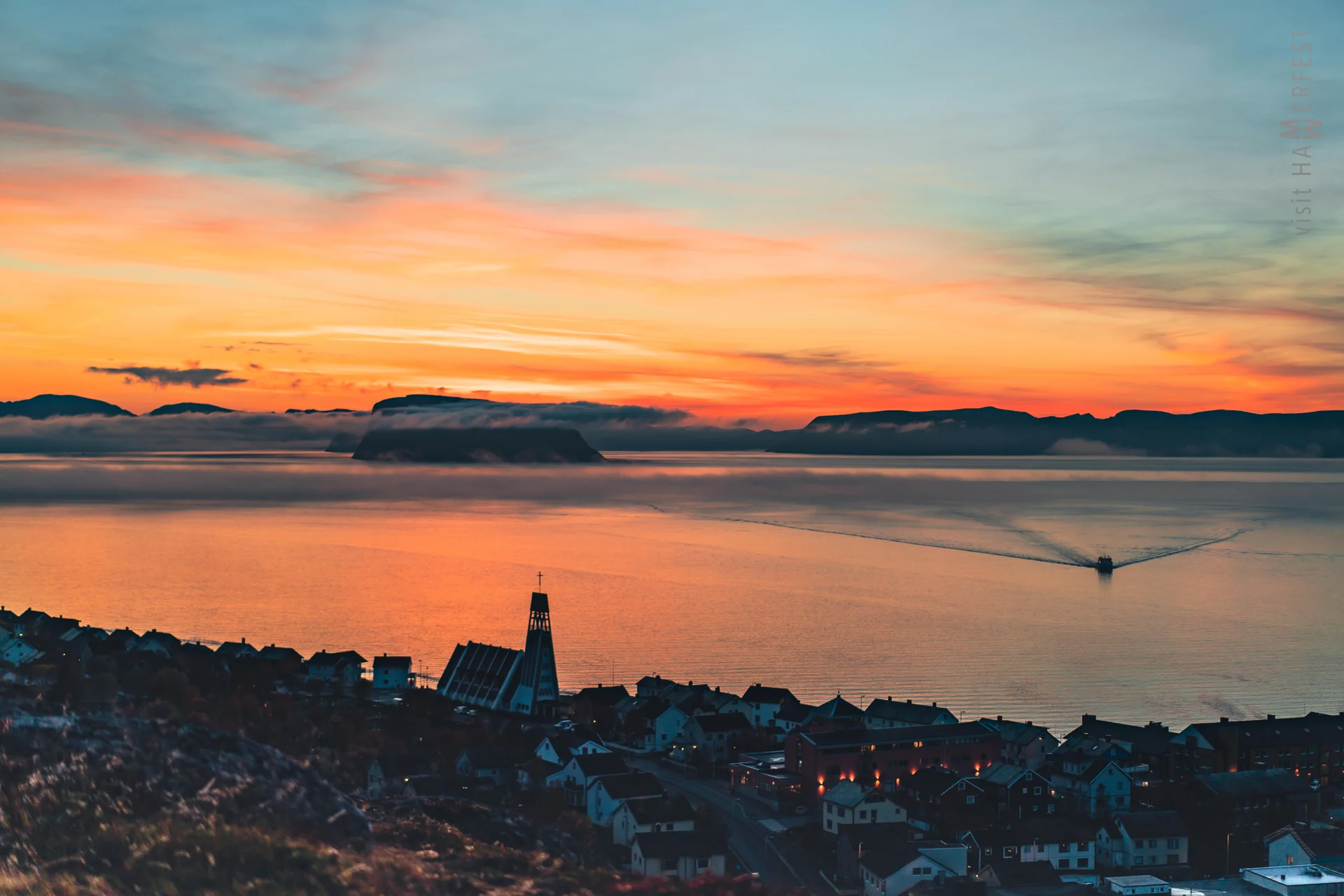 Ein magischer Sonnenuntergang über Hammerfest, der nördlichsten Stadt der Welt