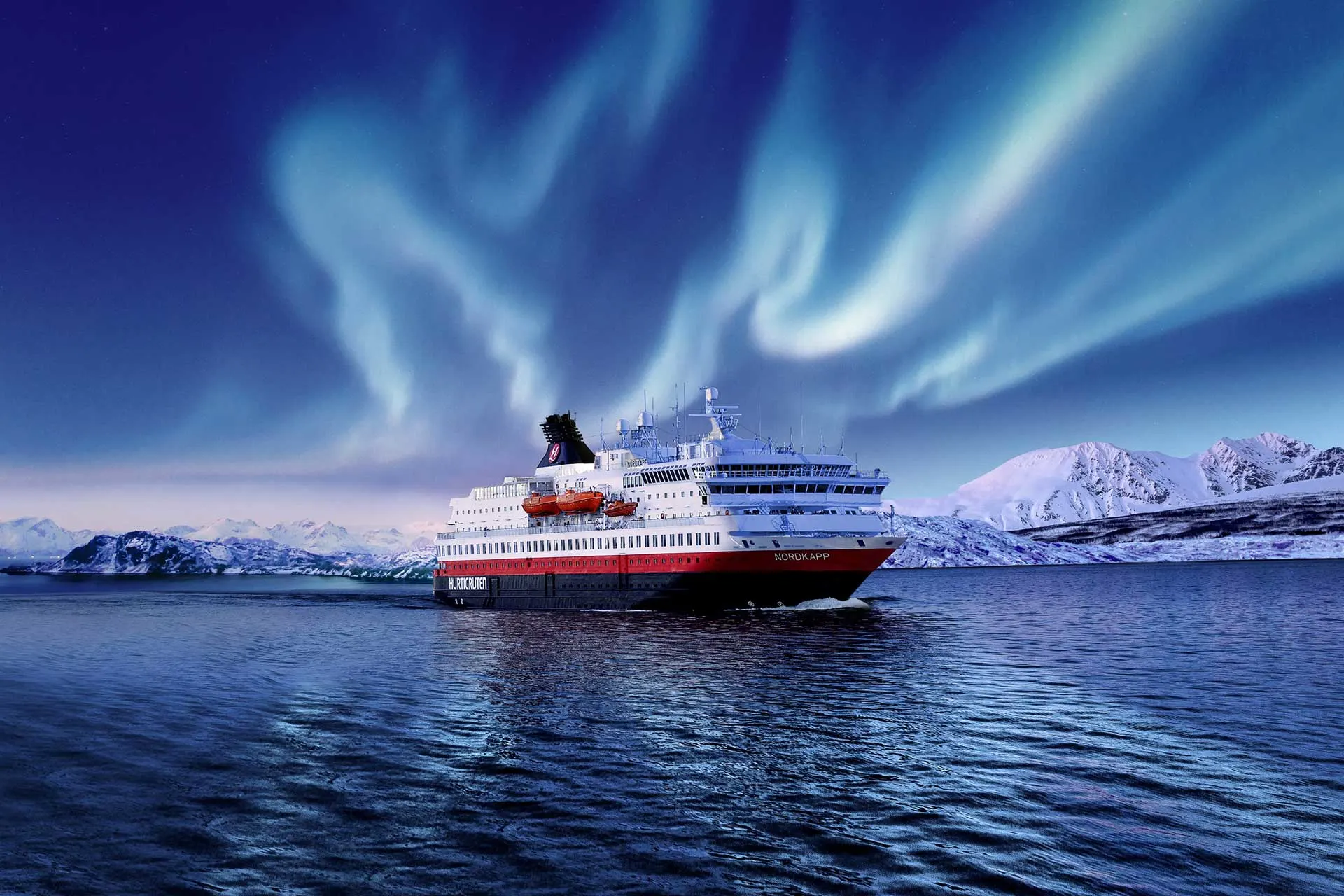 Das Hurtigruten Schiff MS Nordkapp im Schein des Nordlichts