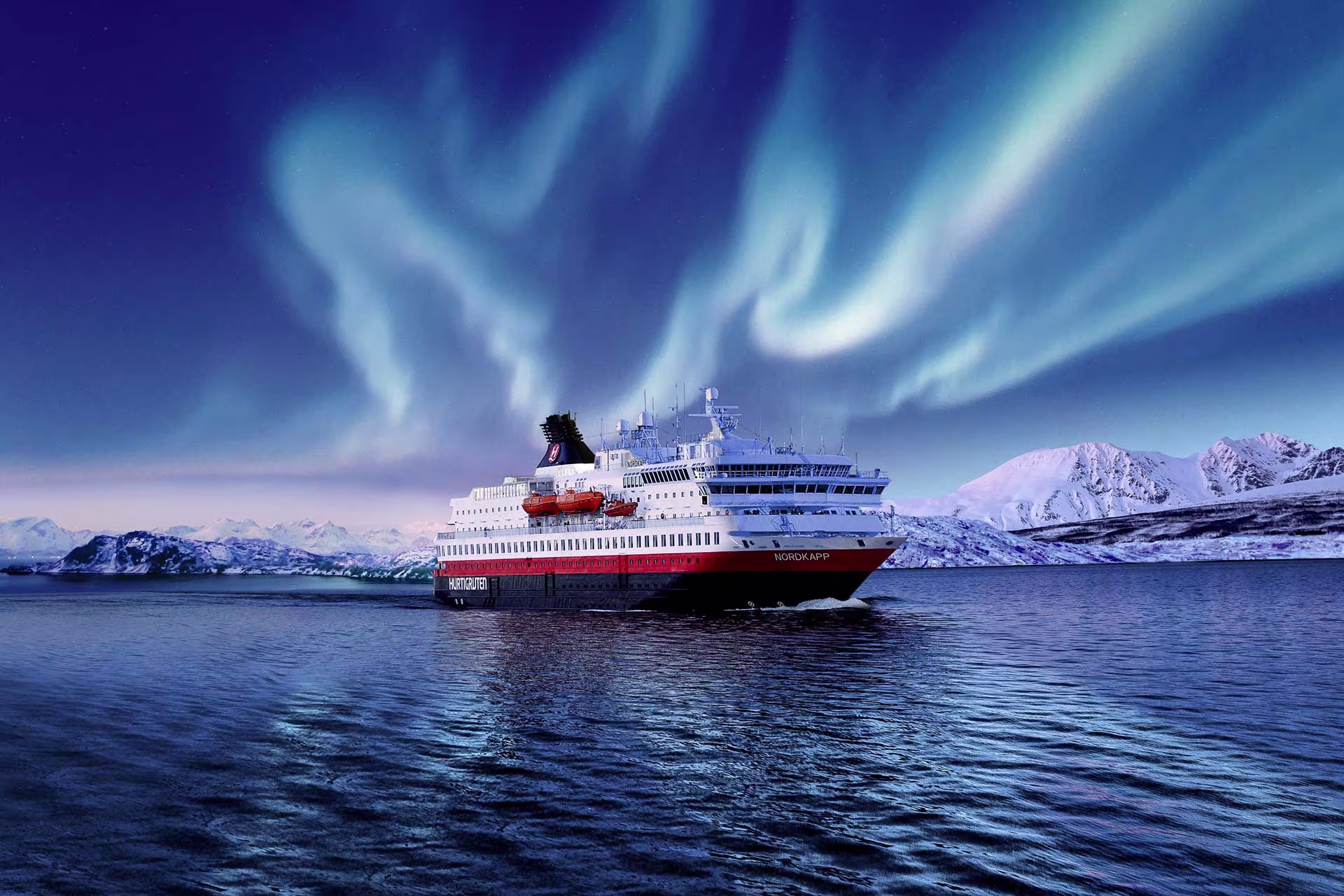 Das Hurtigruten Schiff MS Nordkapp im Schein des Nordlichts