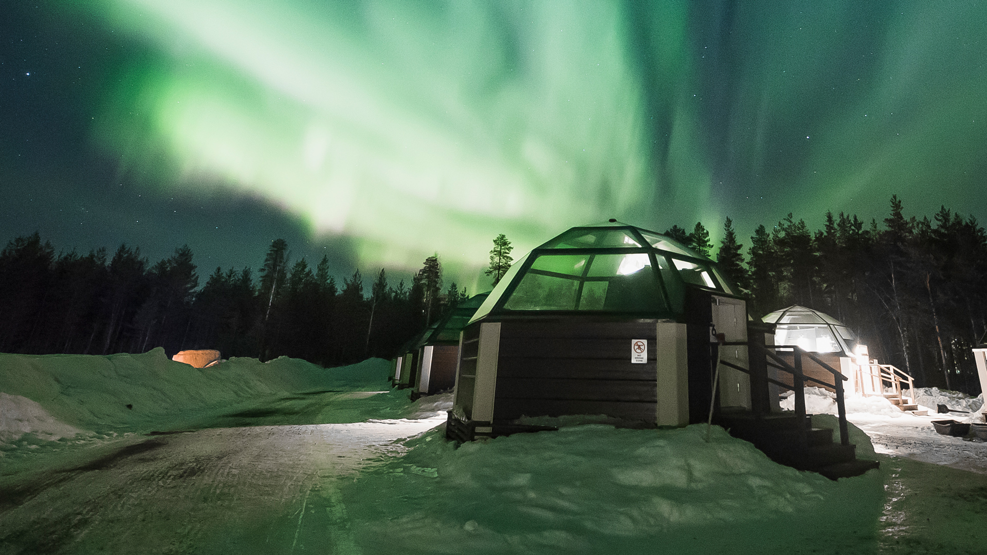 northern‑lights‑arctic‑snowhotel‑rovaniemi‑finland-glass-igloos-lehtojarvi-circle 
