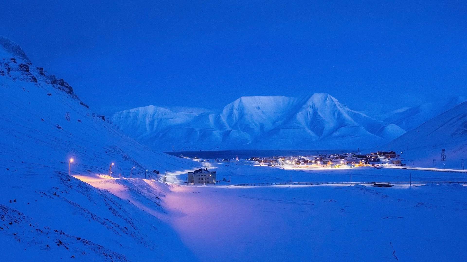 Blick auf Longyearbyen in der Polarnacht