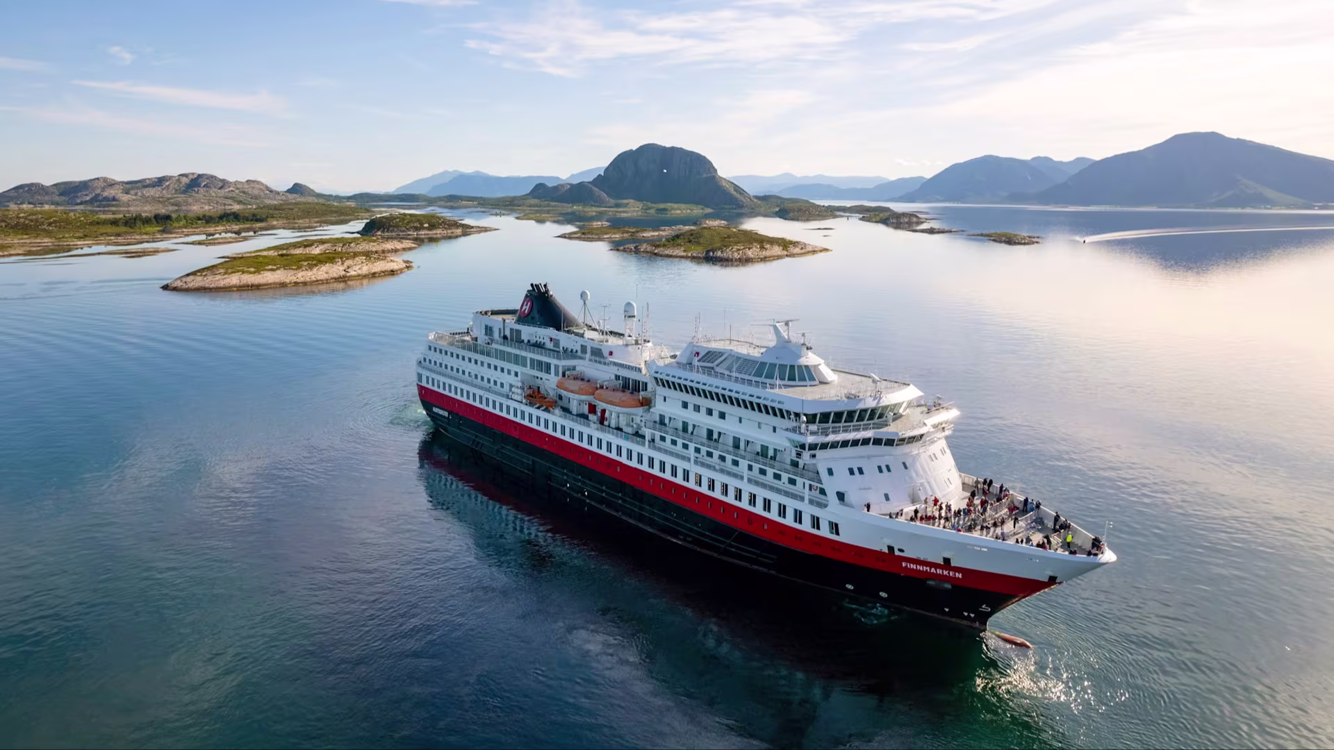 MS Finnmarken in der Nähe des Torghattens