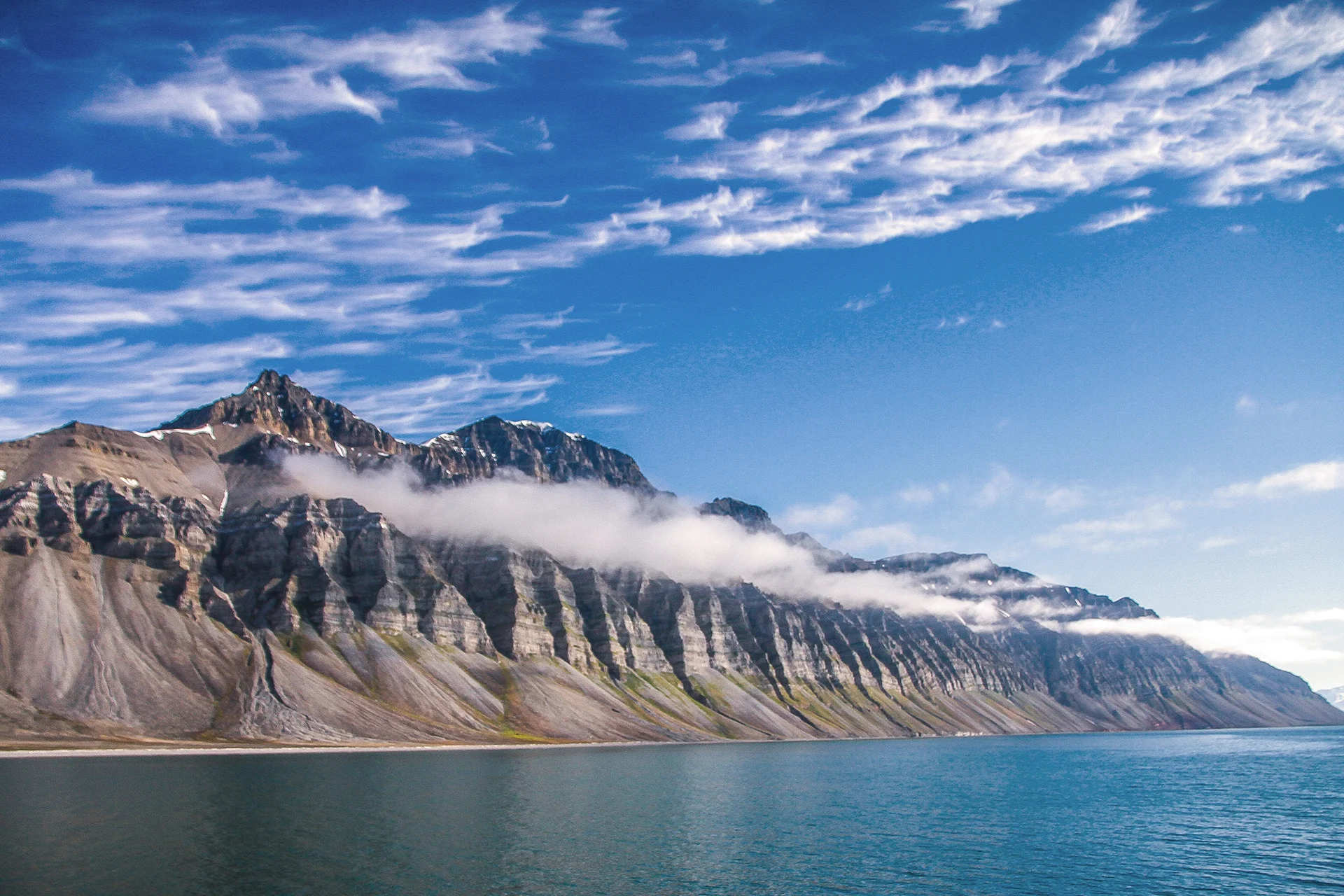 L'été à Longyearbyen sur le Svalbard Express. Photo par : vince gx/Unsplash