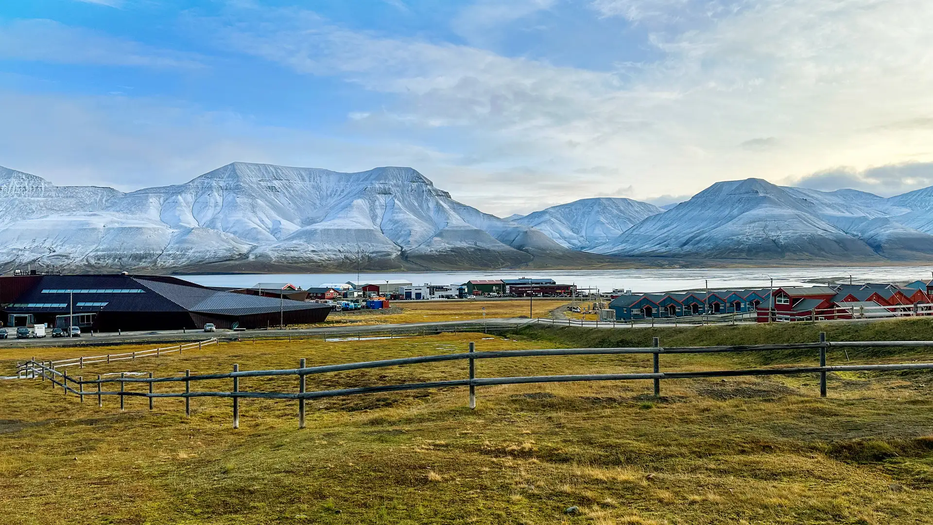 HRS-LYR3 Historical walking tour in Longyearbyen Golden Autumn Svalbard C Eveline-Lunde 1797 1920x1080