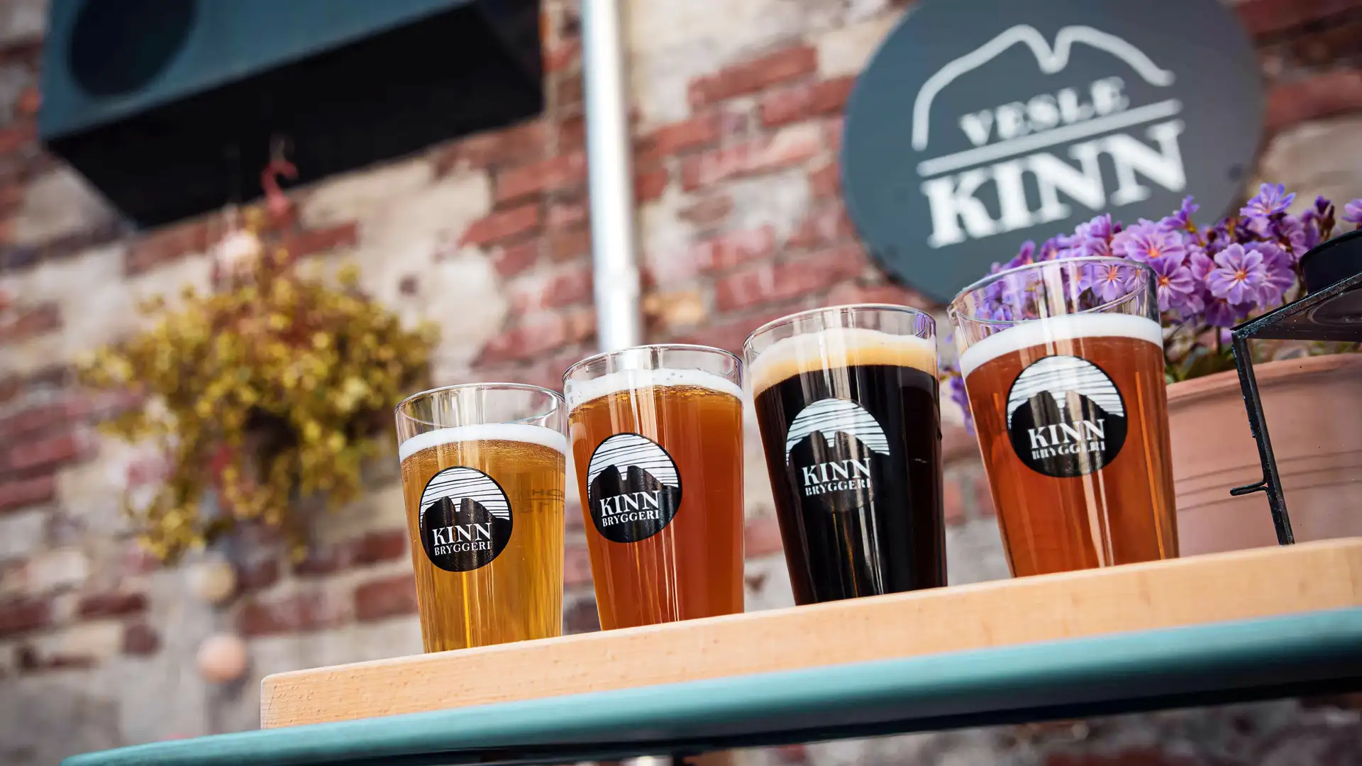 Eine Auswahl norwegischer Biere der Brauerei Kinn.