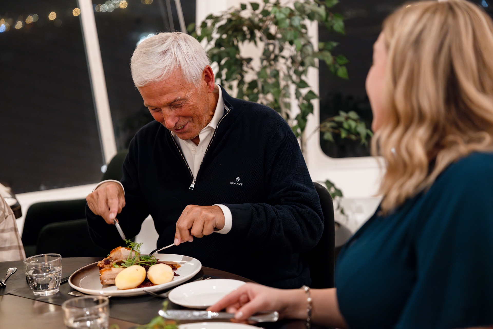 Weihnachtsessen an Bord im Hauptrestaurant Torget