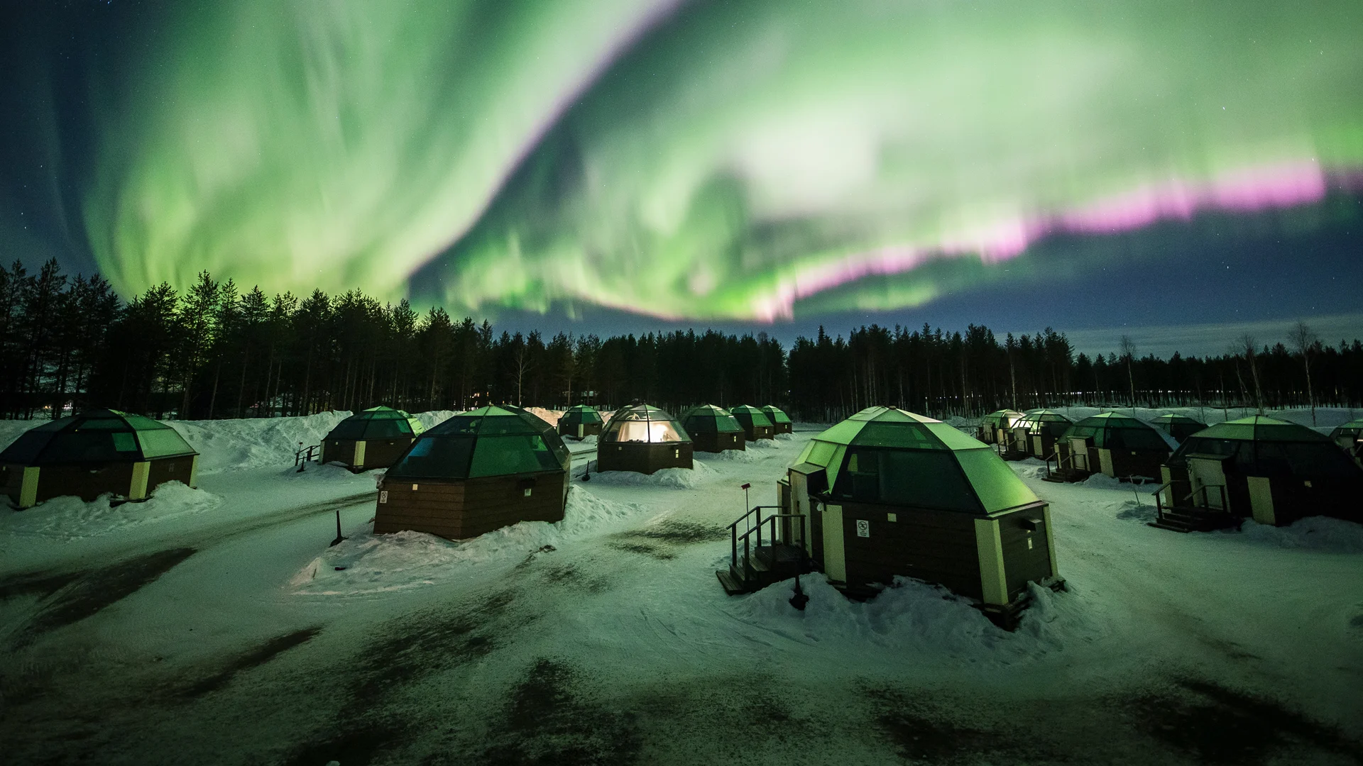 Northern-Lights-at-Arctic-SnowHotel-&-Glass-Igloos-Lehtojarvi-Circle-Rovaniemi-Lapland-Finland 1920x1080