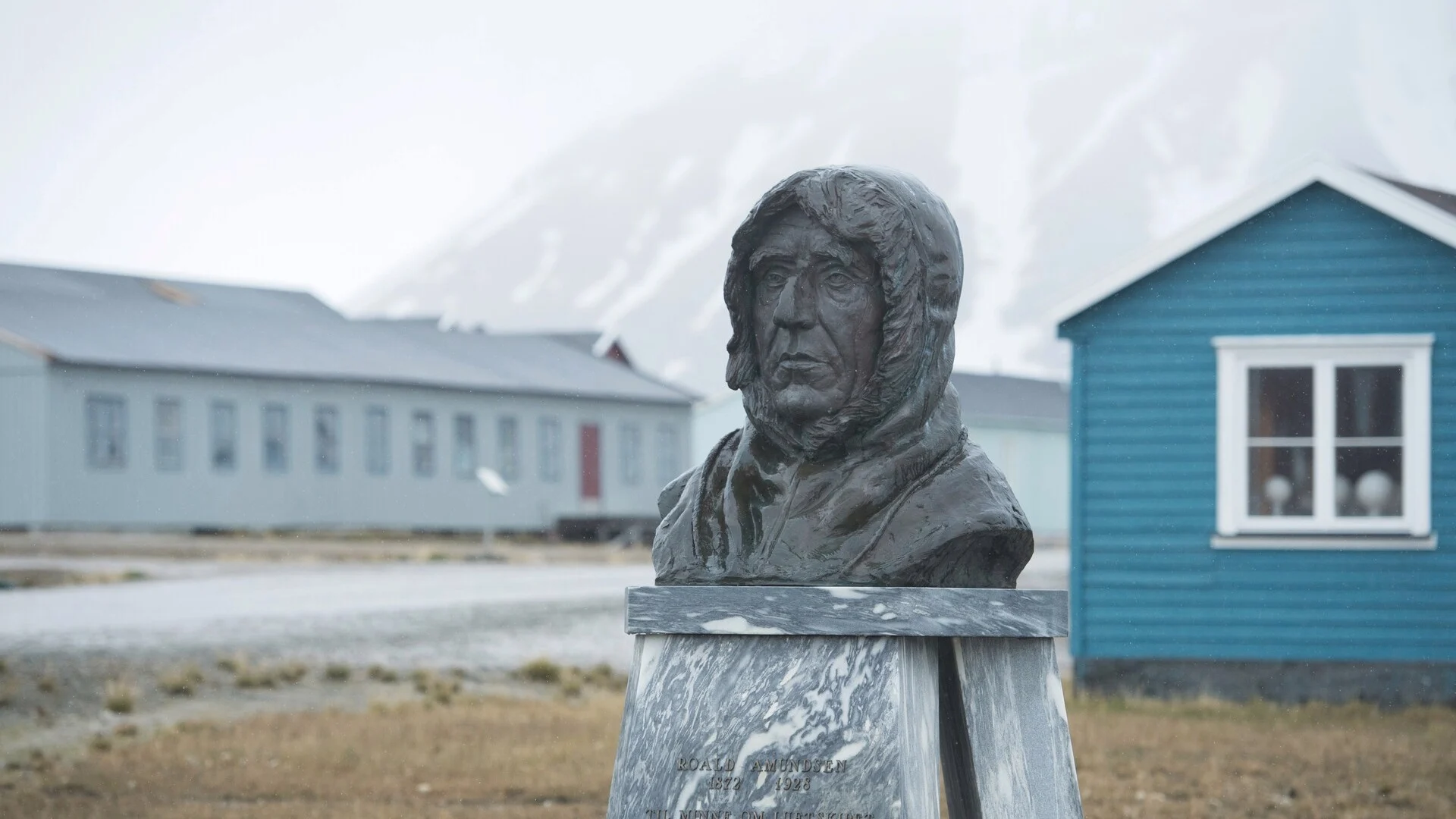 Statue of Roald Amundsen Ny alesund Svalbard HGR 13942 Knut Jensen