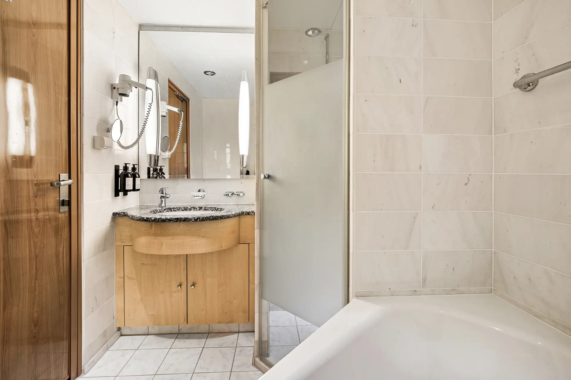 Expedition Suite MG MS Trollfjord Bathroom