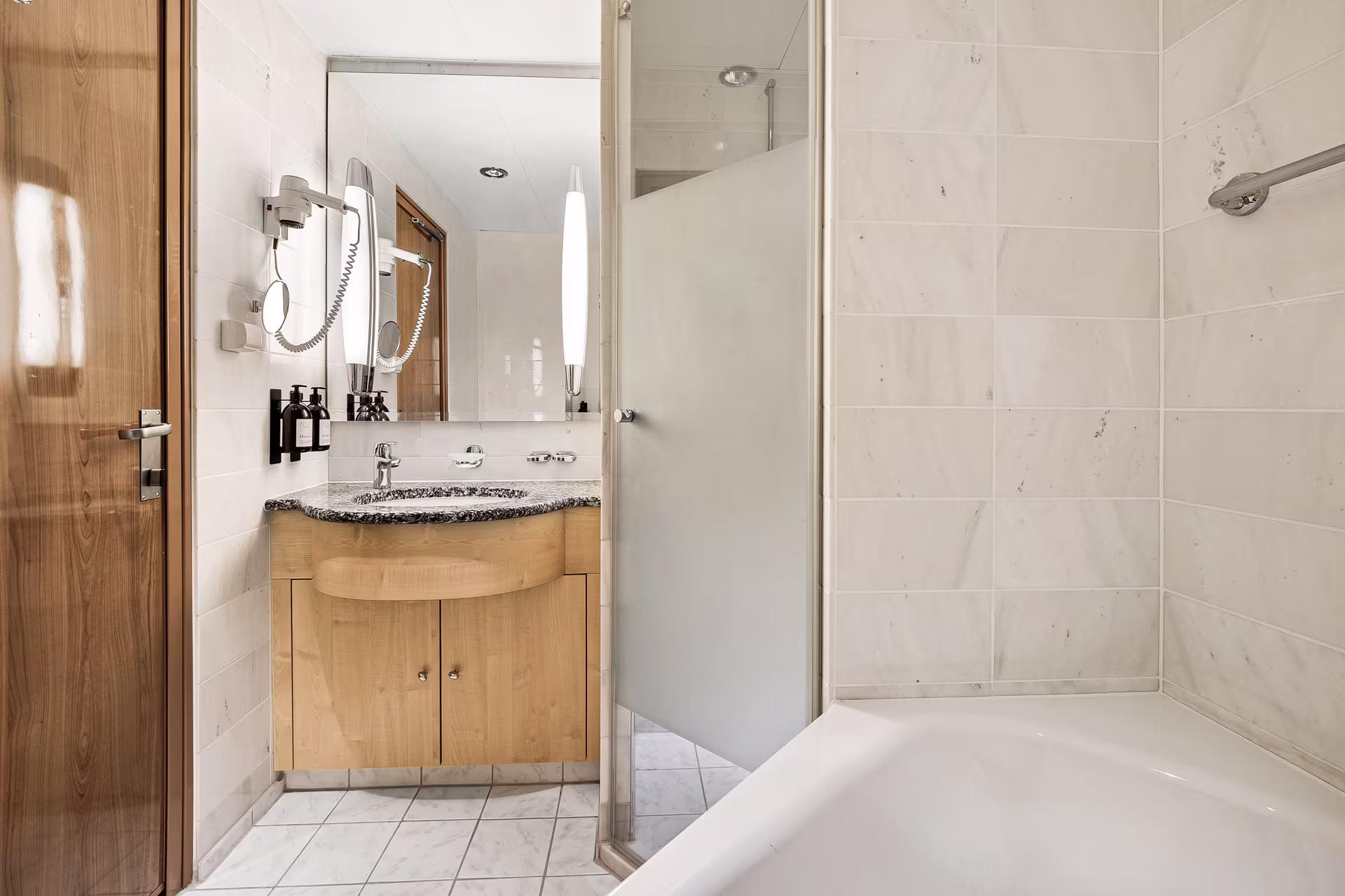 Expedition Suite MG MS Trollfjord Bathroom